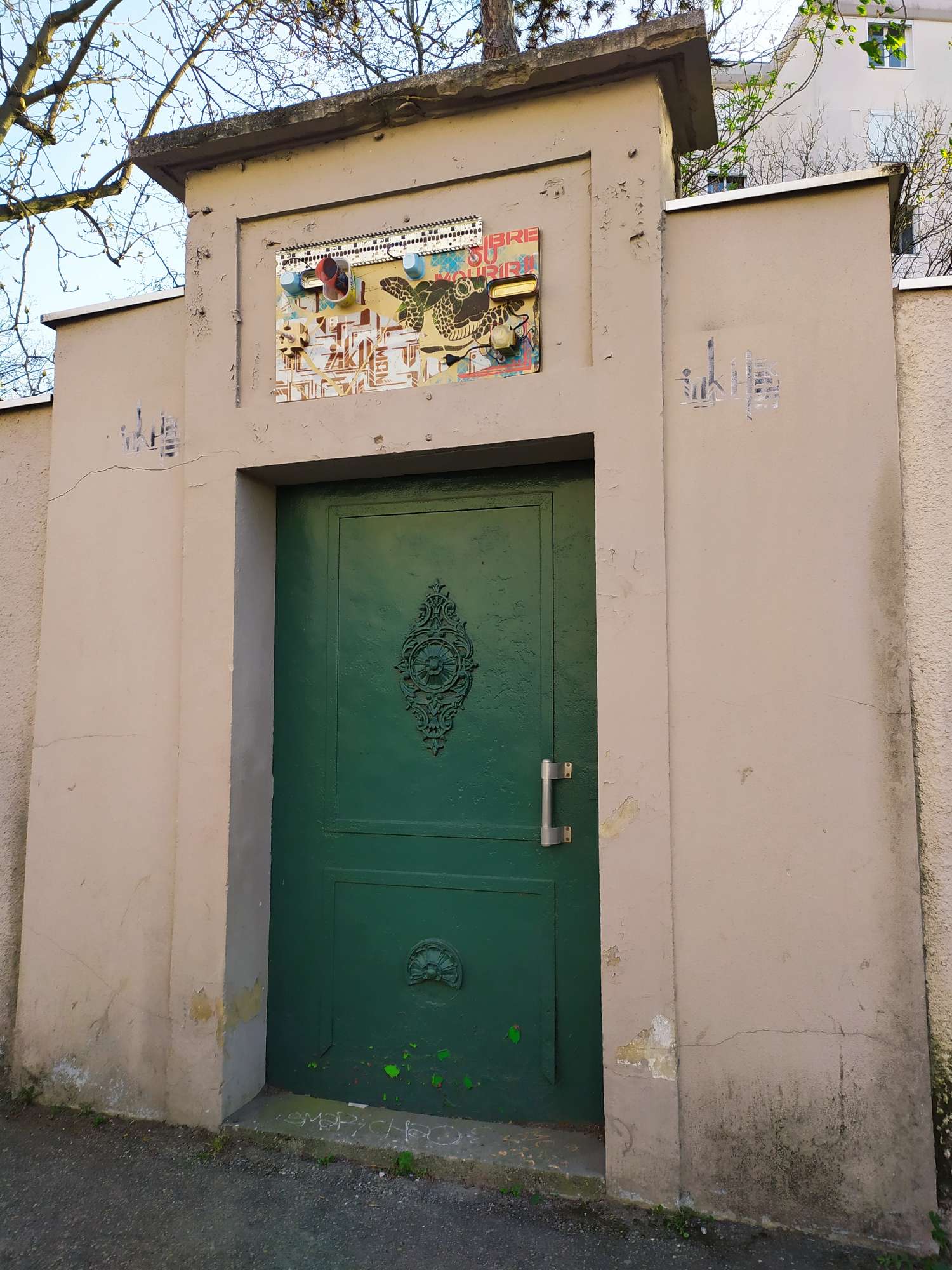 
								Street-art graffiti fresque 
								IakhMan 
									67 Avenue Lacassagne
									69003
									Lyon
									France 
									Ira LaPerla
								Street-Art-Safari.com
								