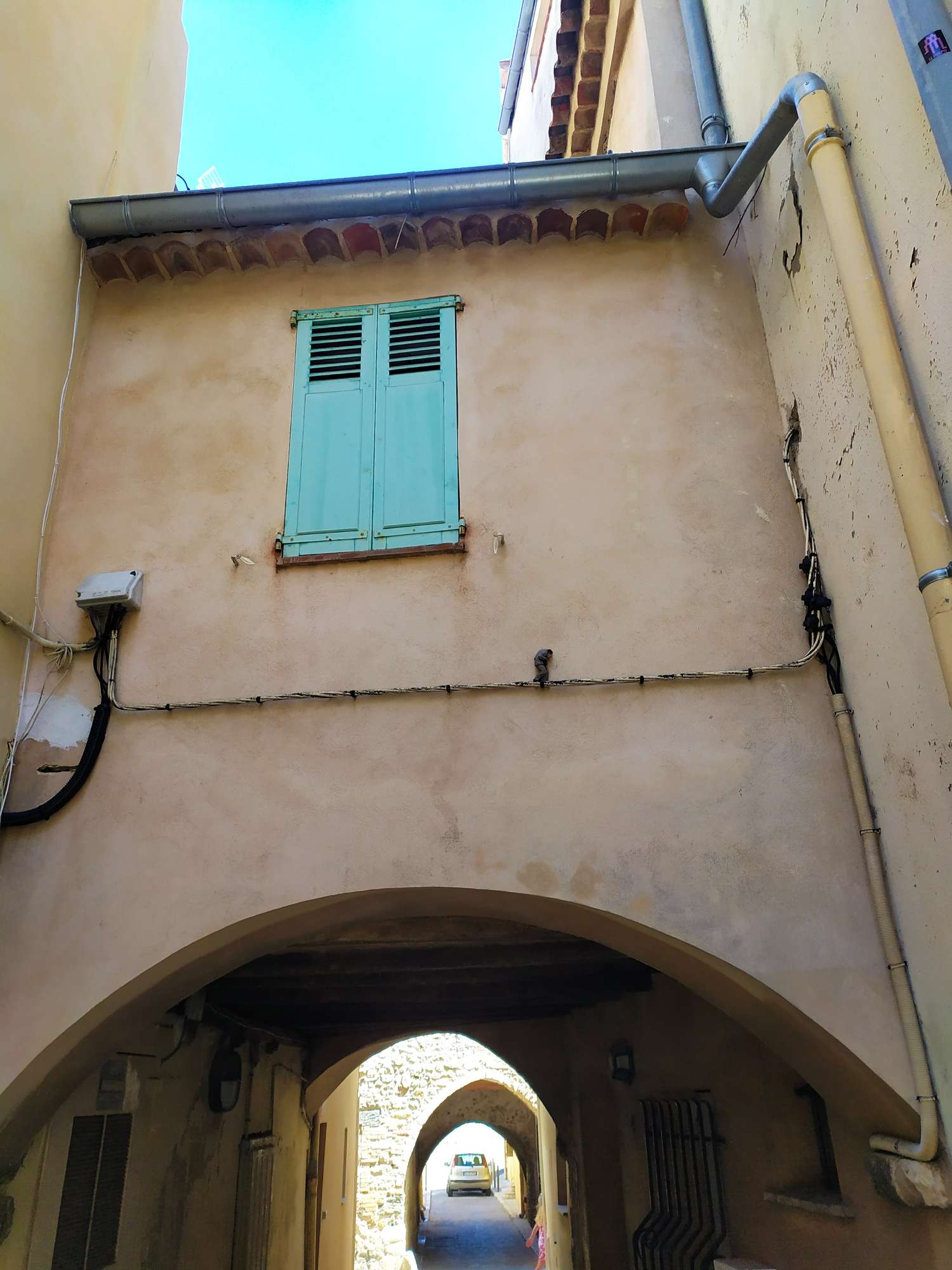 
								Street-art graffiti fresque 
								 
									46 Avenue du 11 Novembre
									
									Antibes
									France 
									Ira LaPerla
								Street-Art-Safari.com
								