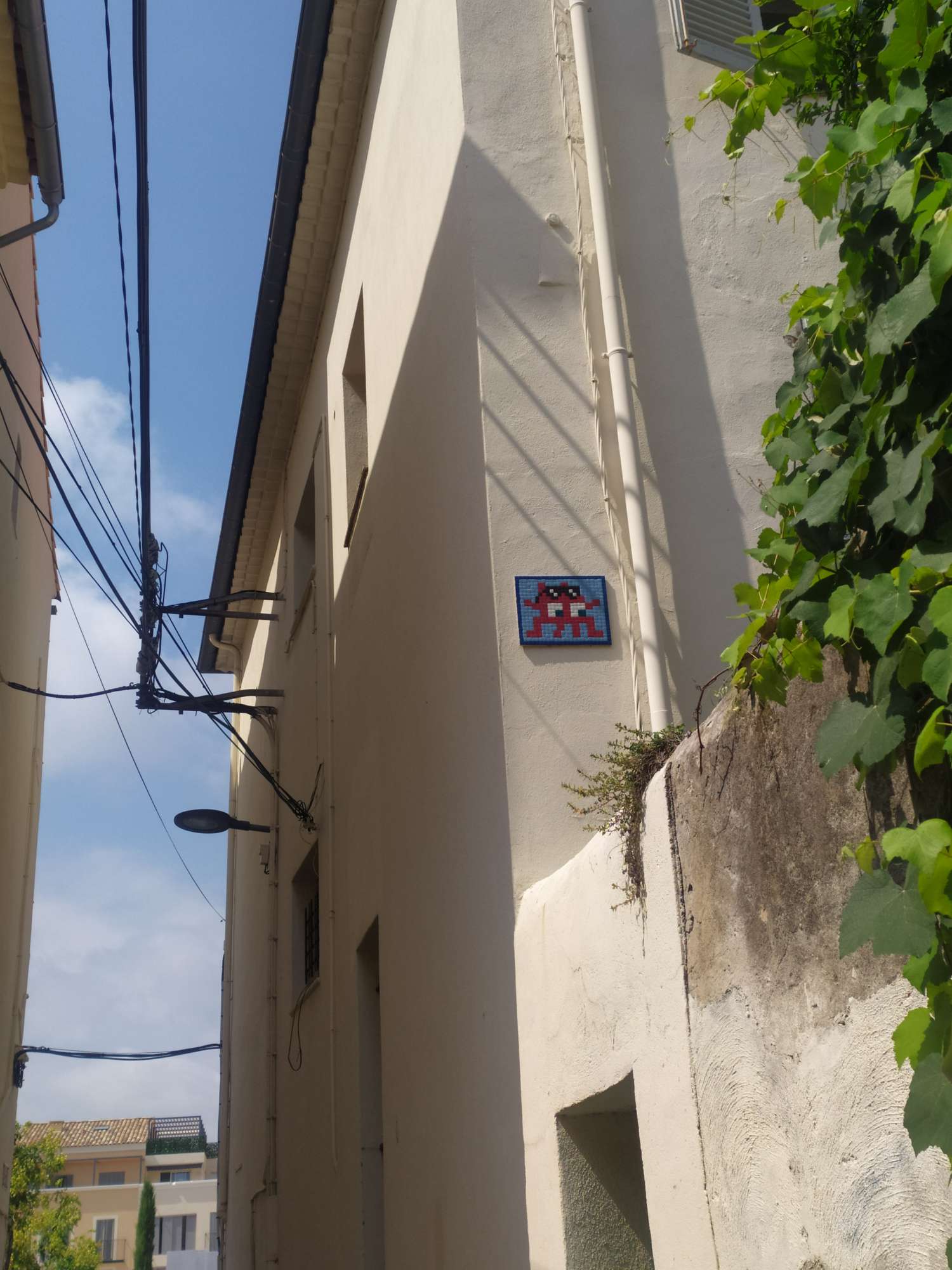 
								Street-art graffiti fresque 
								Invader 
									3 Rue Arazy
									06600
									Antibes
									France 
									Ira LaPerla
								Street-Art-Safari.com
								