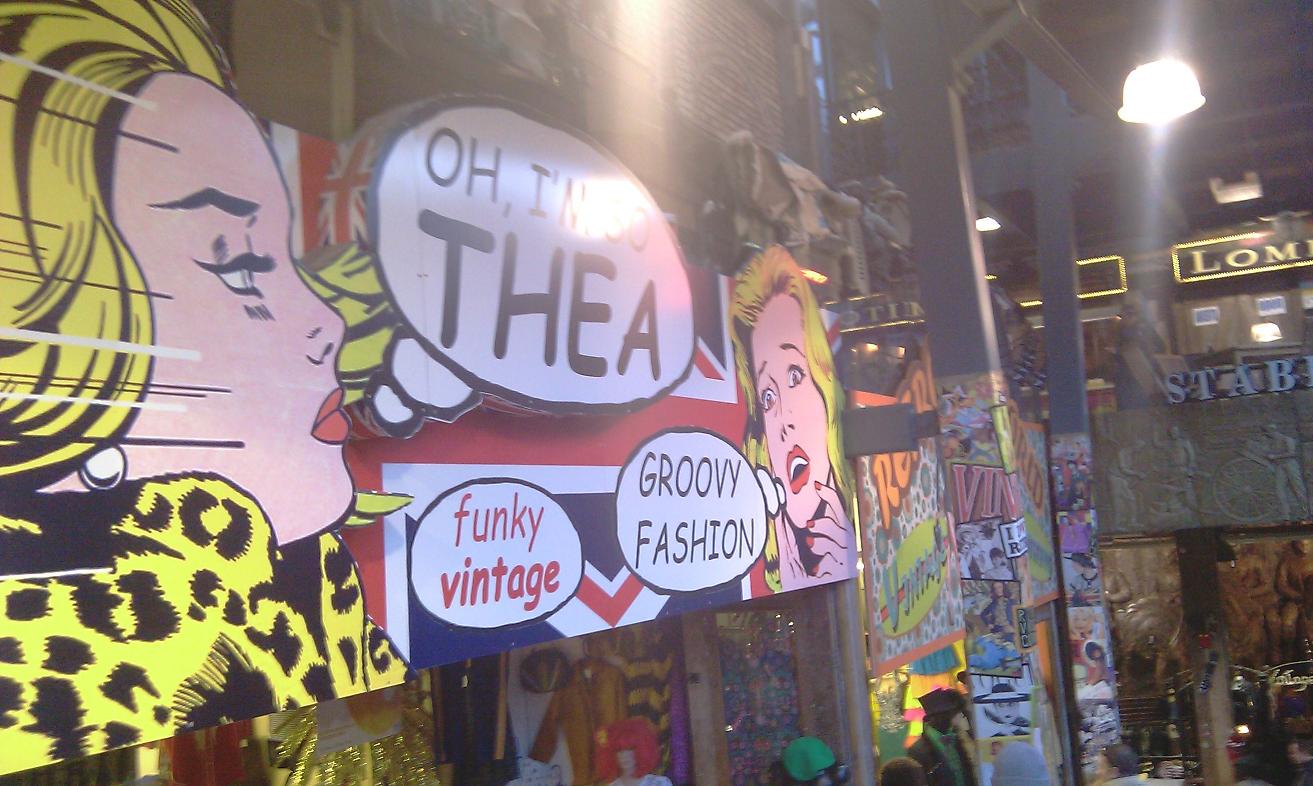 
								Street-art graffiti fresque 
								 
									Camden Town, 28 Chalk Farm Road
									NW1 8BF
									London
									United Kingdom 
									Pat Finder
								Street-Art-Safari.com
								