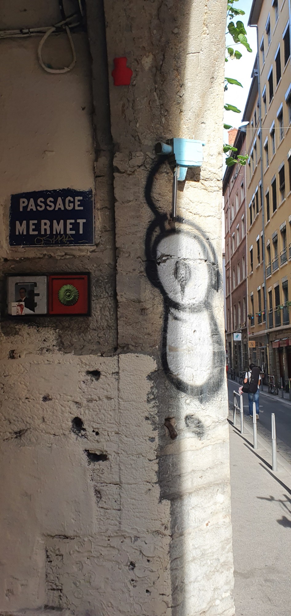 
								Street-art graffiti fresque 
								 
									36 Rue Burdeau
									
									Lyon
									France 
									Pat Finder
								Street-Art-Safari.com
								