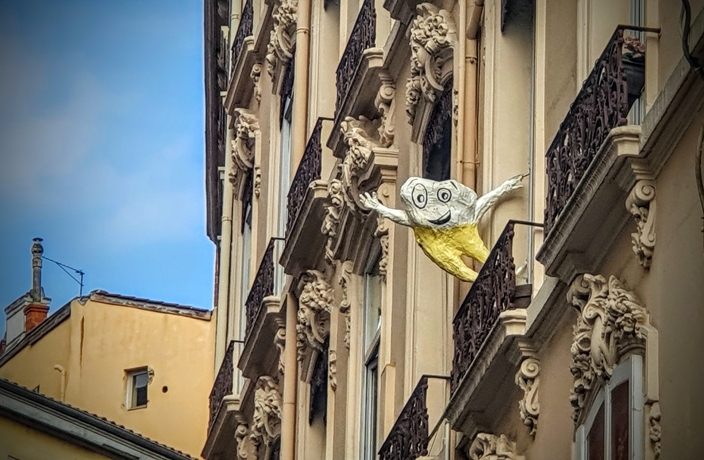 
								Street-art graffiti fresque 
								 
									1 Place des Terreaux
									
									Lyon
									France 
									Pat Finder
								Street-Art-Safari.com
								