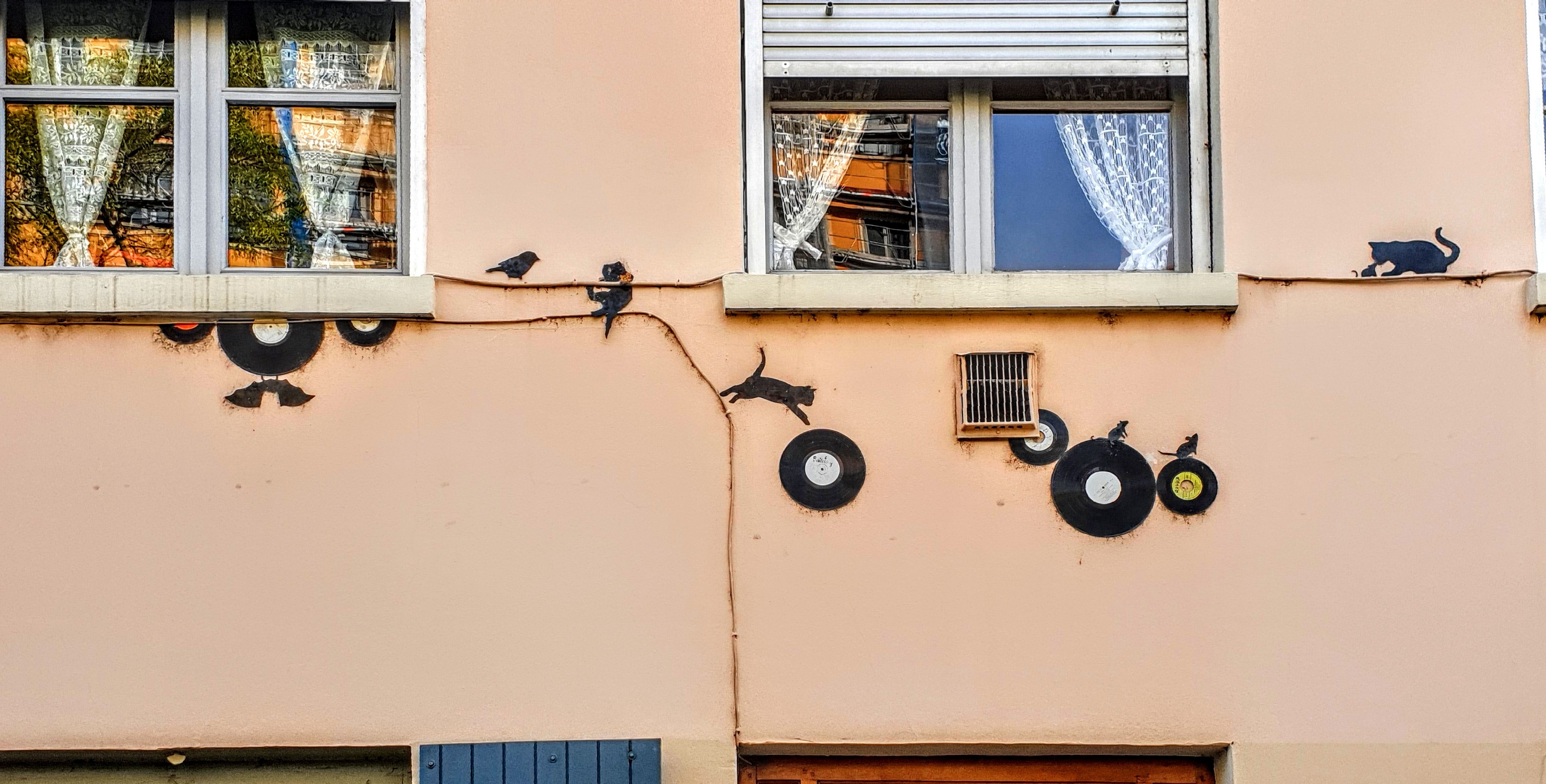 
								Street-art graffiti fresque 
								Kesa 
									2 Place Rouville
									
									Lyon
									France 
									Pat Finder
								Street-Art-Safari.com
								