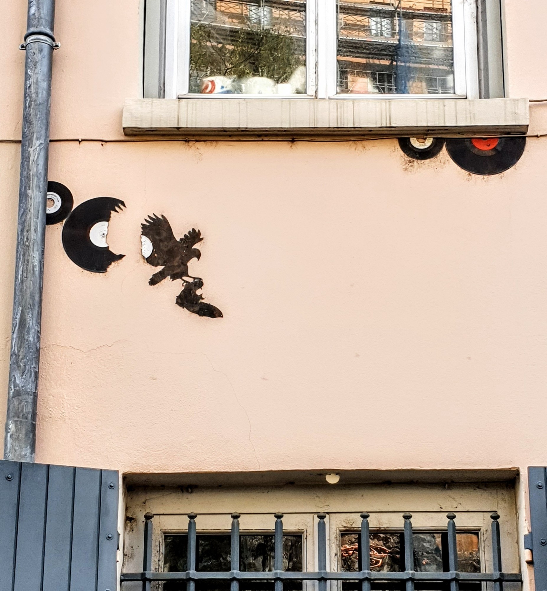 
								Street-art graffiti fresque 
								Kesa 
									2 Place Rouville
									
									Lyon
									France 
									Pat Finder
								Street-Art-Safari.com
								