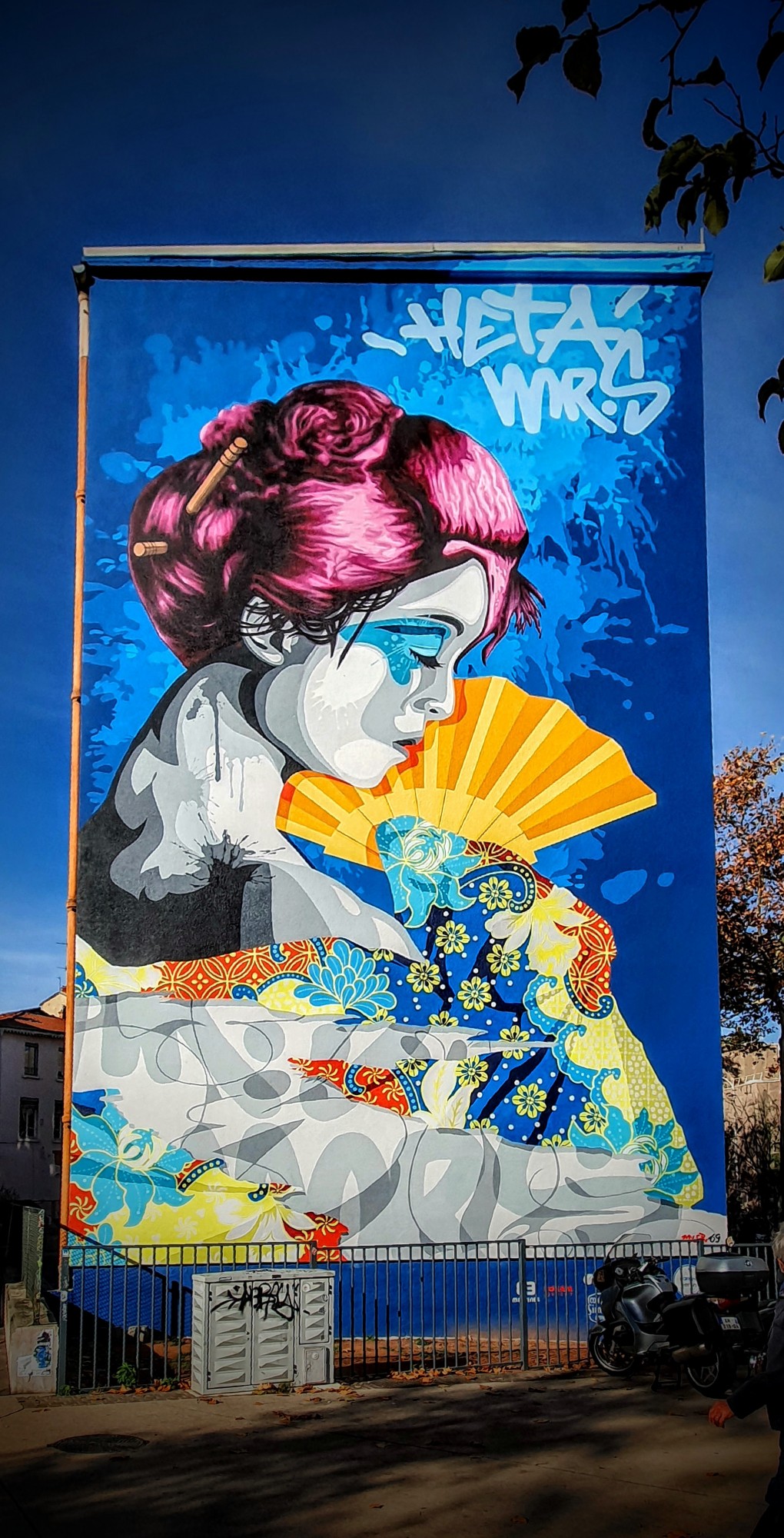 
								Street-art graffiti fresque 
								HetaOne, Monsieur S 
									3 Place des Tapis
									
									Lyon
									France 
									Pat Finder
								Street-Art-Safari.com
								