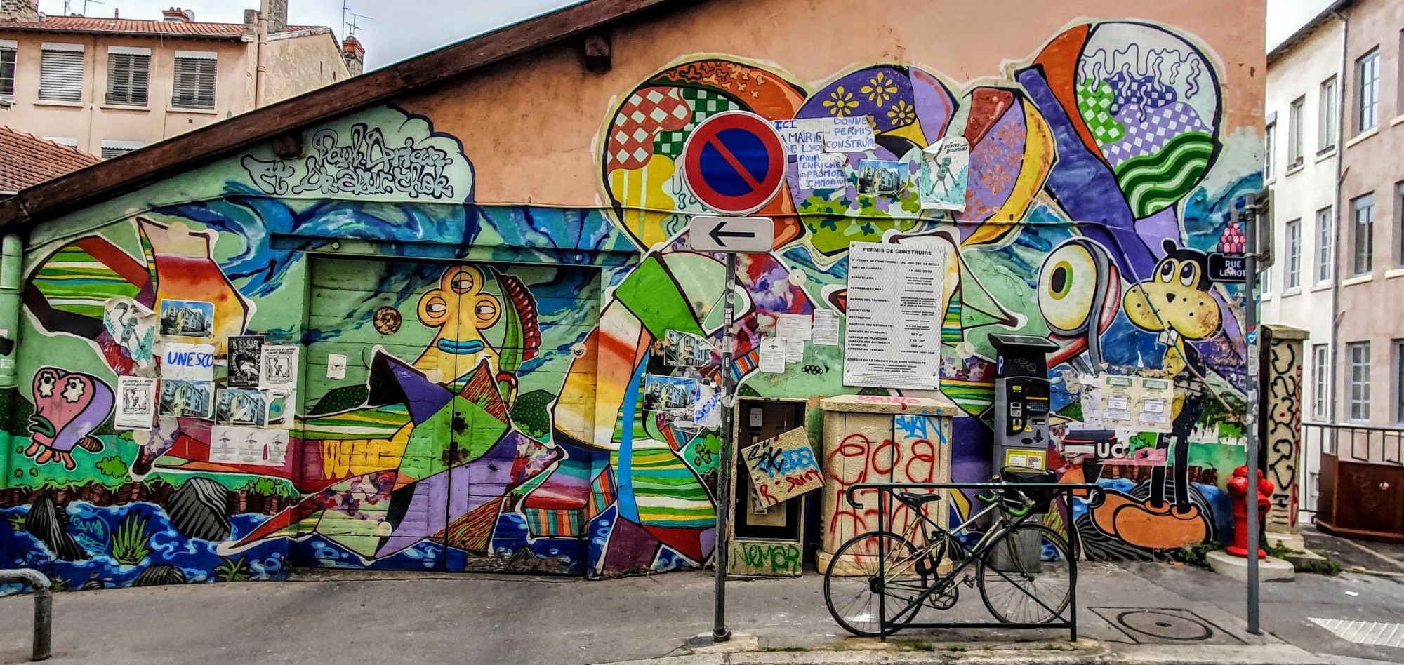 
								Street-art graffiti fresque 
								 
									7 Rue Lemot
									
									Lyon
									France 
									Pat Finder
								Street-Art-Safari.com
								