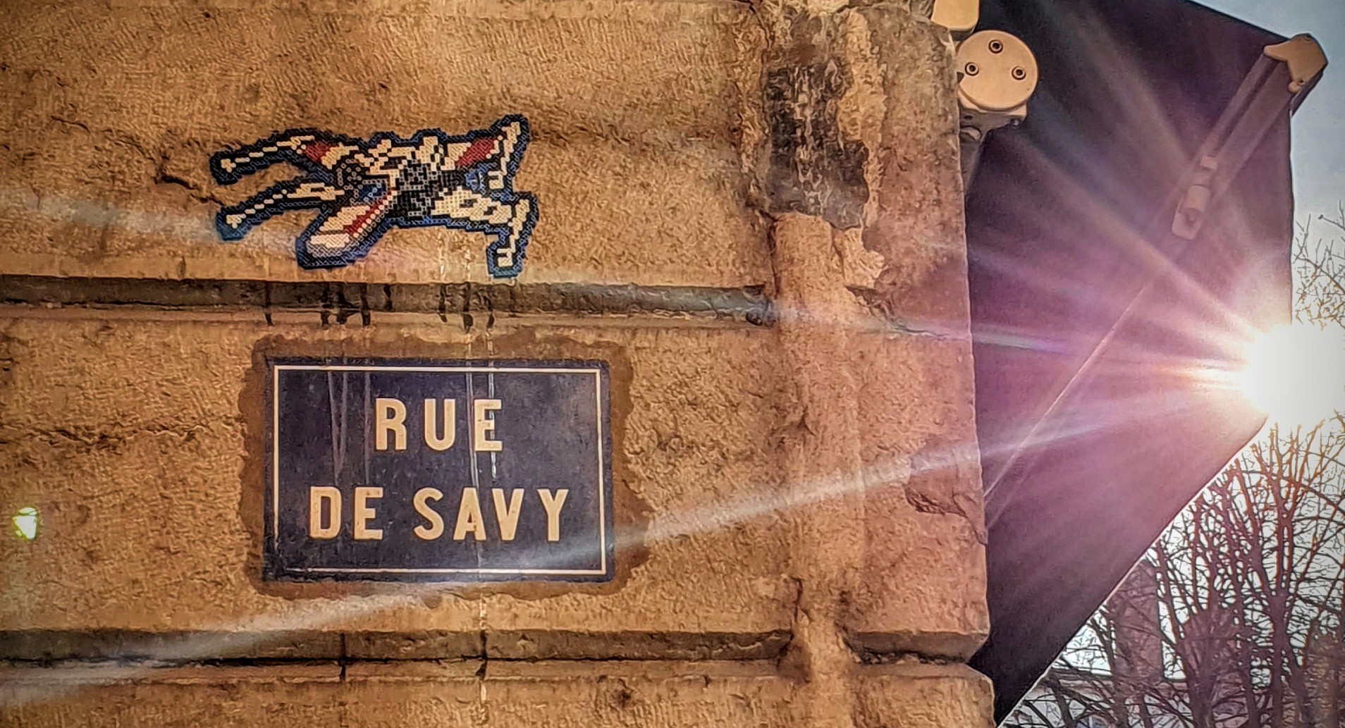 
								Street-art graffiti fresque 
								 
									3 Place Sathonay
									
									Lyon
									France 
									Pat Finder
								Street-Art-Safari.com
								