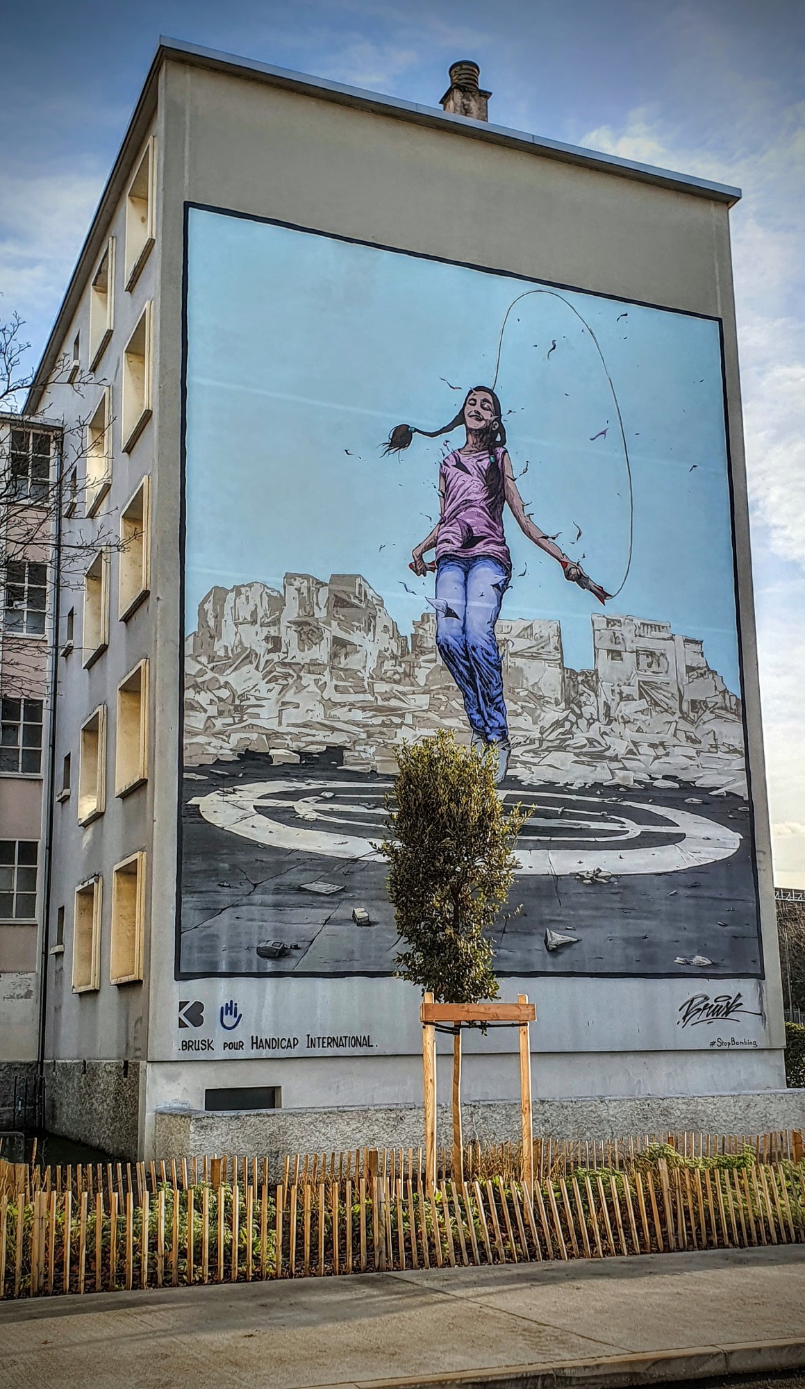 
								Street-art graffiti fresque 
								Brusk 
									47 Boulevard des &Eacute;tats-Unis
									
									Lyon
									France 
									Pat Finder
								Street-Art-Safari.com
								