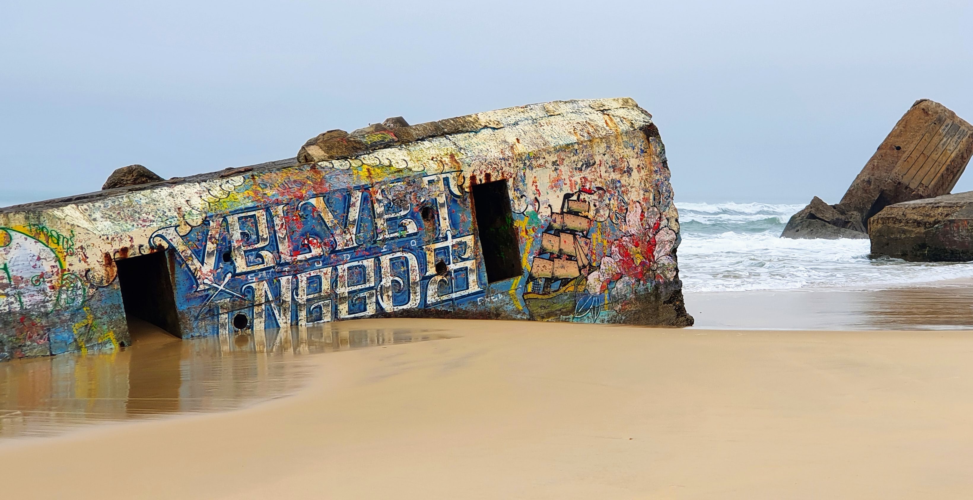 
								Street-art graffiti fresque 
								 
									22 Rue des Chardons Bleus
									
									Capbreton
									France 
									Pat Finder
								Street-Art-Safari.com
								