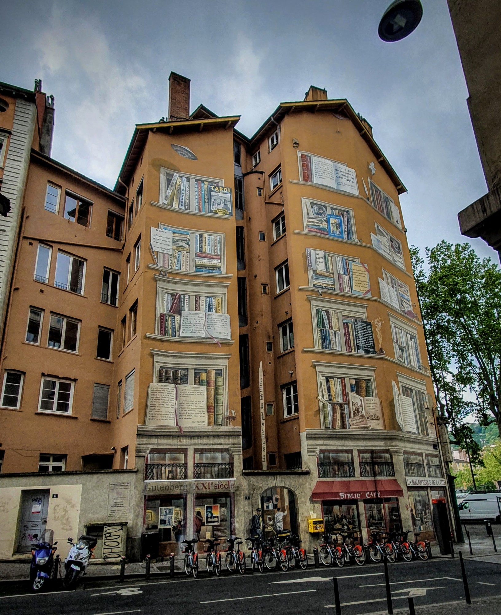 
								Street-art graffiti fresque 
								 
									4 Rue de la Plati&egrave;re
									69001
									Lyon
									France 
									Pat Finder
								Street-Art-Safari.com
								