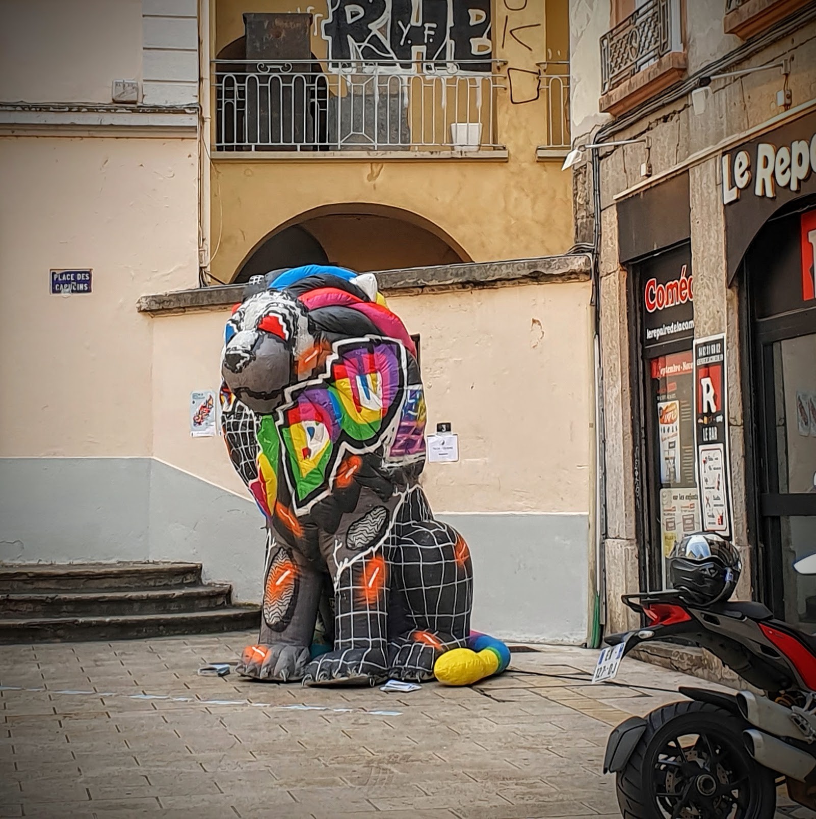 
								Street-art graffiti fresque 
								 
									2 Place des Capucins
									69001
									Lyon
									France 
									Pat Finder
								Street-Art-Safari.com
								