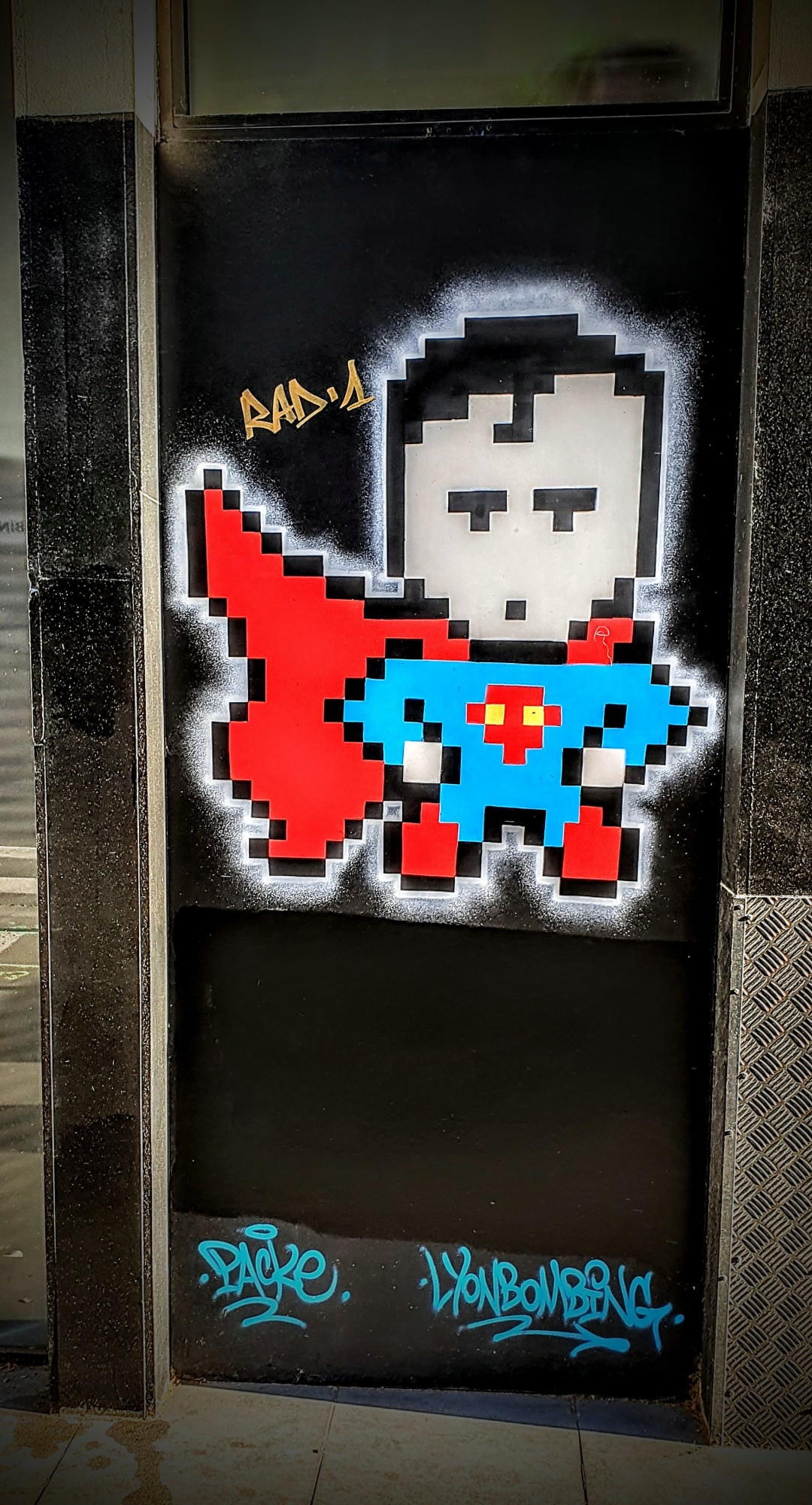 
								Street-art graffiti fresque 
								Lyon Bombing, Packe 
									11 Place Gabriel Rambaud
									69001
									Lyon
									France 
									Pat Finder
								Street-Art-Safari.com
								