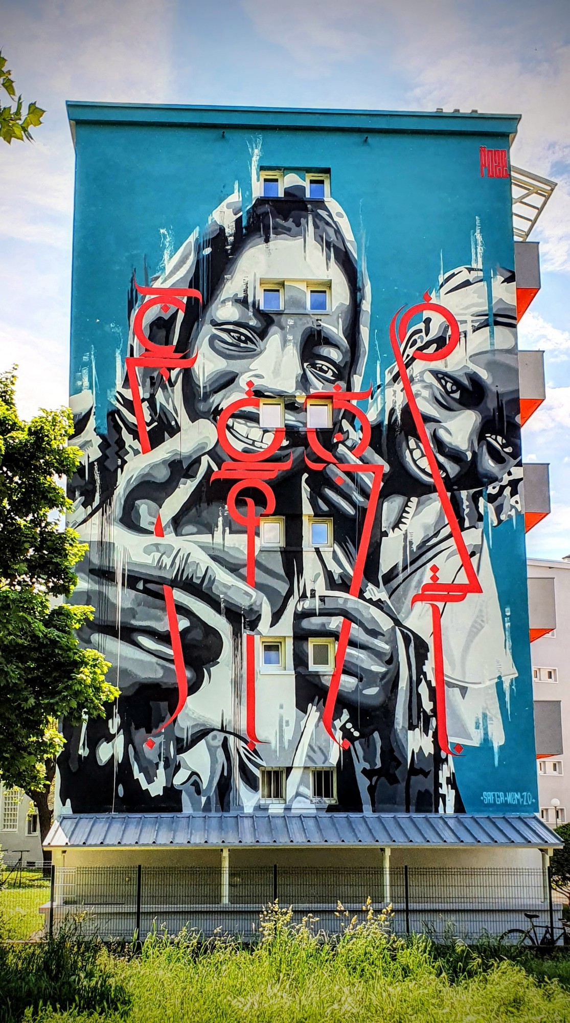 
								Street-art graffiti fresque 
								Nem, Safga, Yann Chatelin 
									28 Boulevard G&eacute;n&eacute;ral Gallieni
									38100
									Grenoble
									France 
									Pat Finder
								Street-Art-Safari.com
								