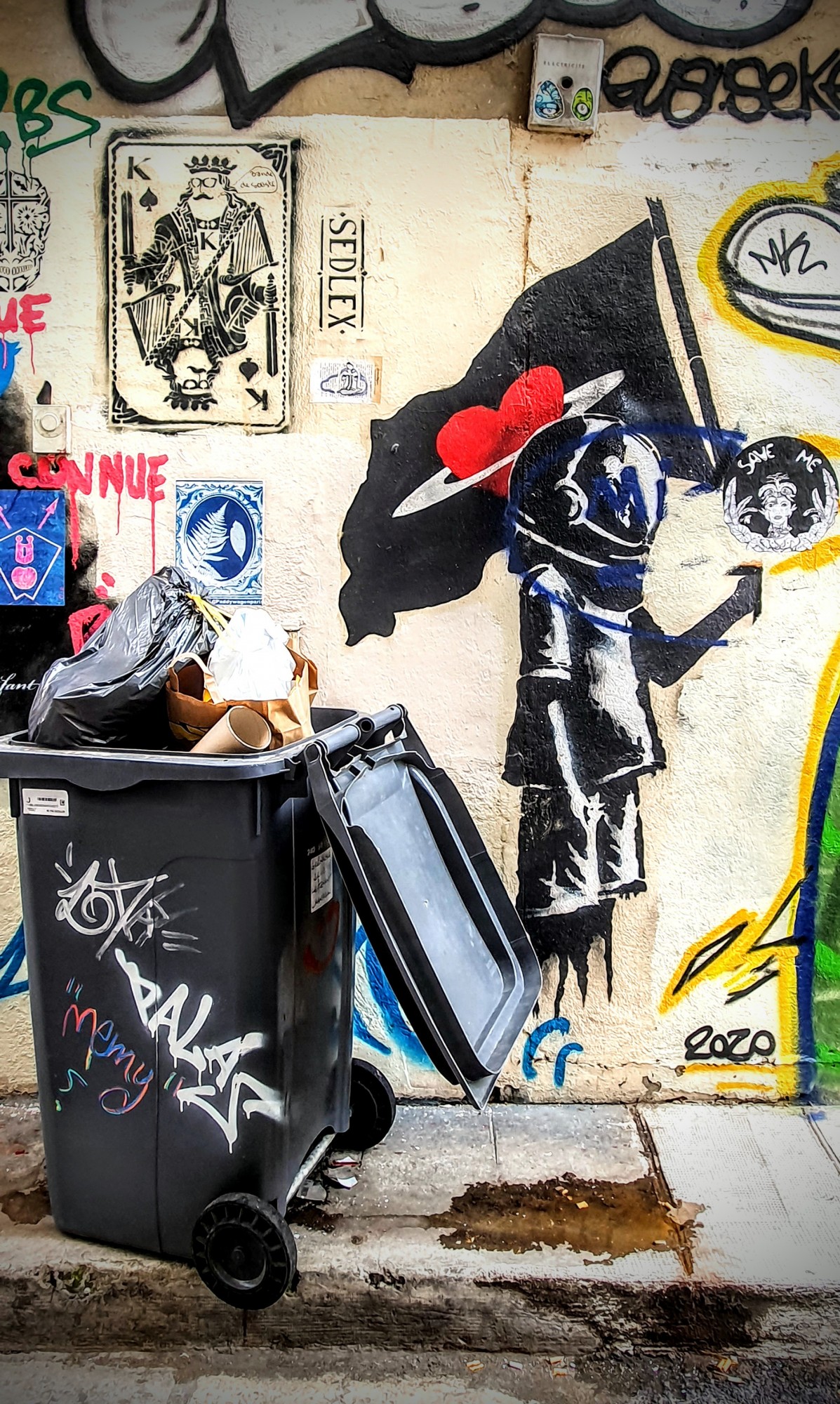 
								Street-art graffiti fresque 
								 
									17 Cours Berriat
									38000
									Grenoble
									France 
									Pat Finder
								Street-Art-Safari.com
								