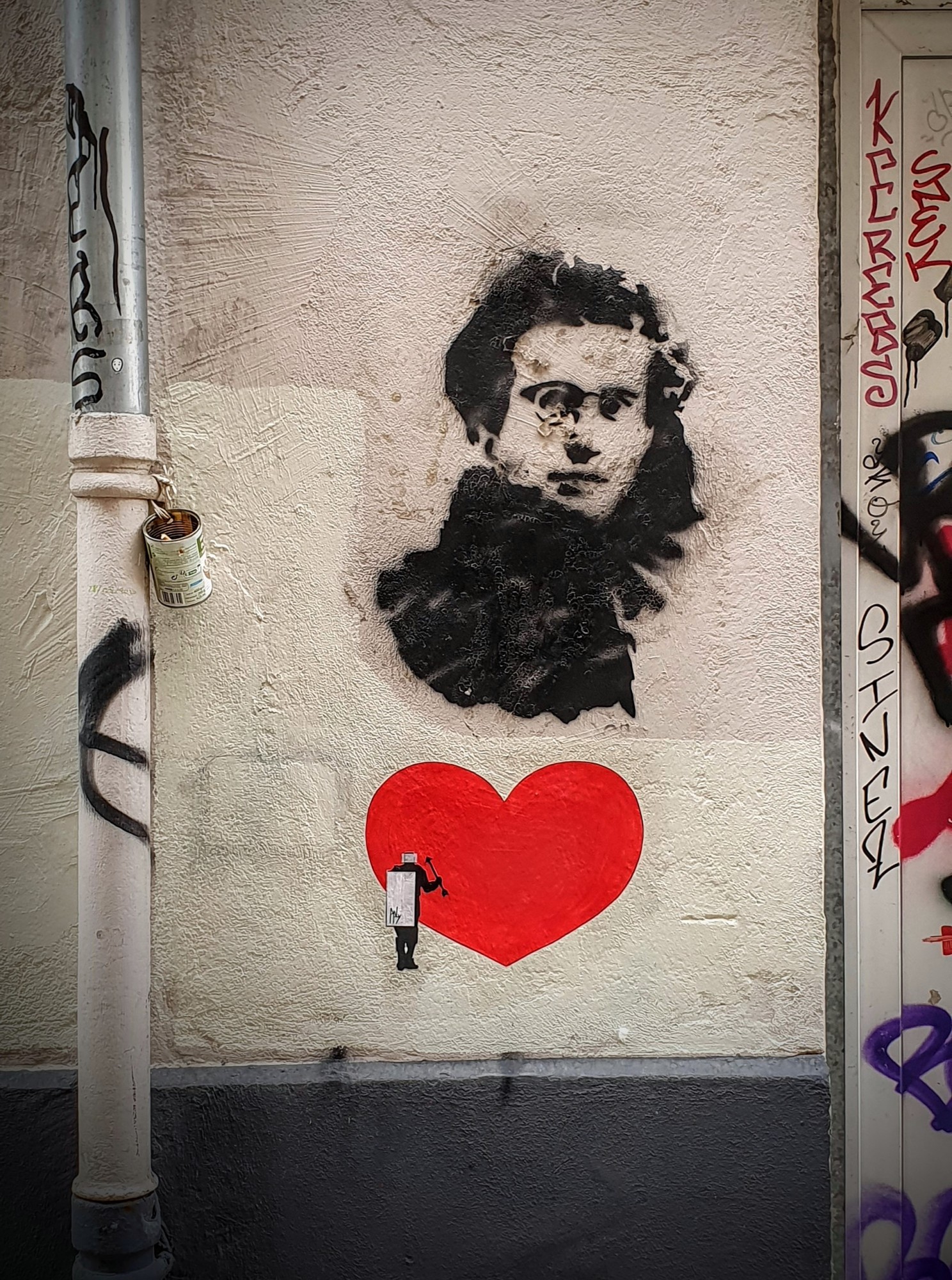 
								Street-art graffiti fresque 
								 
									15 Rue Thiers
									38000
									Grenoble
									France 
									Pat Finder
								Street-Art-Safari.com
								