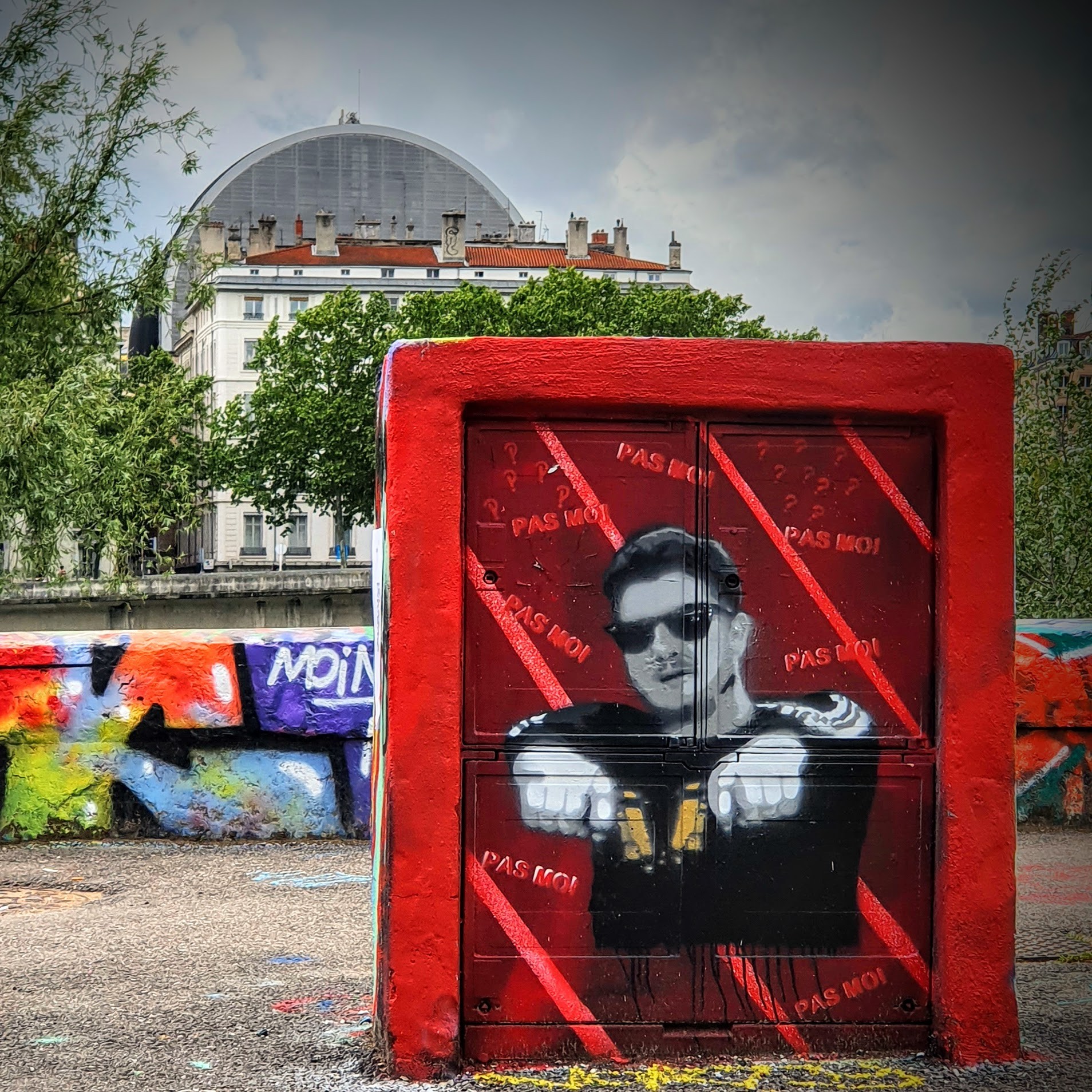 
								Street-art graffiti fresque 
								Pas Moi 
									102 Quai du G&eacute;n&eacute;ral Sarrail
									69006
									Lyon
									France 
									Pat Finder
								Street-Art-Safari.com
								