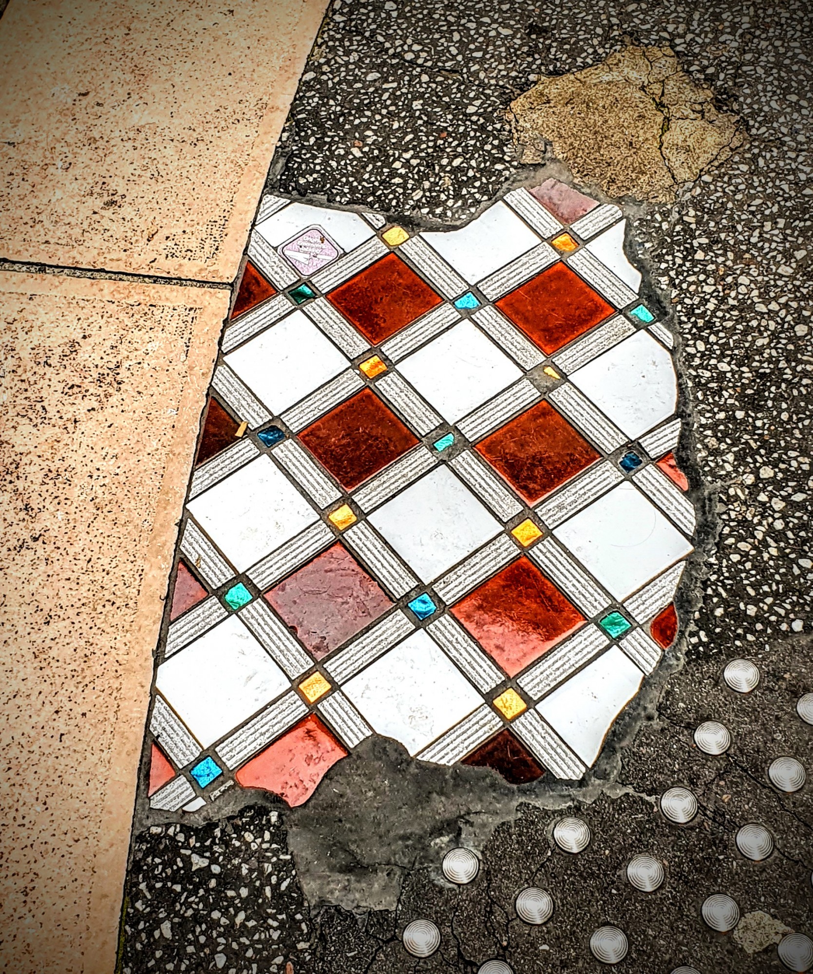 
								Street-art graffiti fresque 
								Ememem 
									12 Place Croix-Paquet
									69001
									Lyon
									France 
									Pat Finder
								Street-Art-Safari.com
								