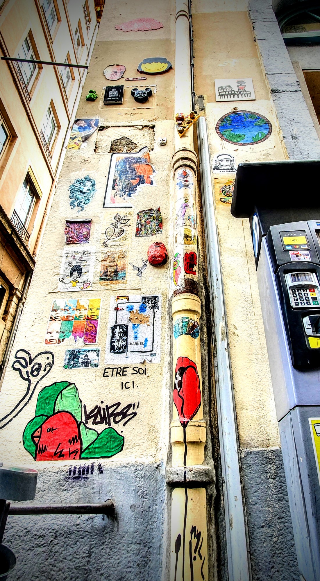 
								Street-art graffiti fresque 
								Barclay Du BonPasteur, Fast Freak, Kairos, Lo Stencil, Mylla, Sedlex, Spirale 
									23 Rue Burdeau
									69001
									Lyon
									France 
									Pat Finder
								Street-Art-Safari.com
								