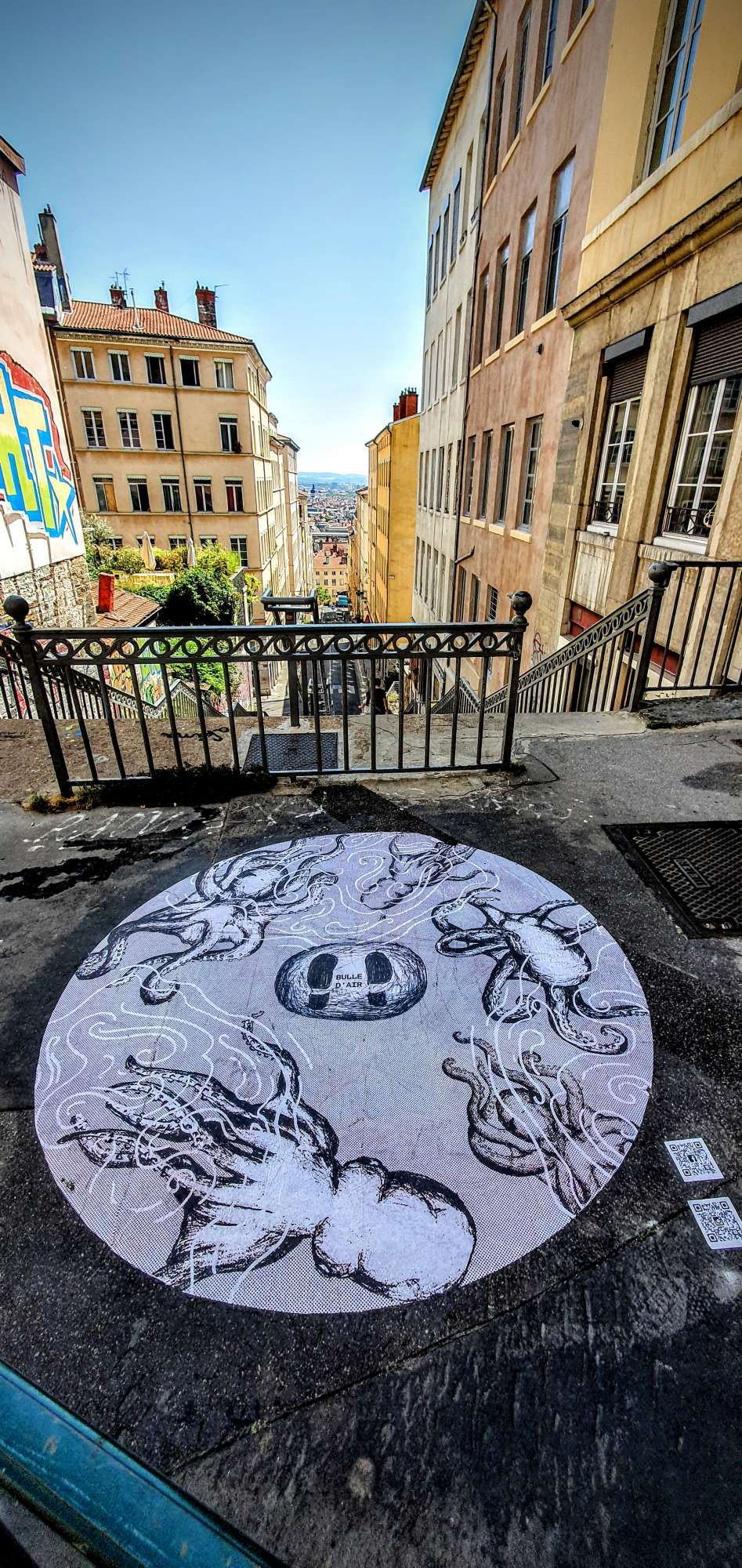 
								Street-art graffiti fresque 
								Chahut Chahut 
									8 Rue Pouteau
									69001
									Lyon
									France 
									Pat Finder
								Street-Art-Safari.com
								