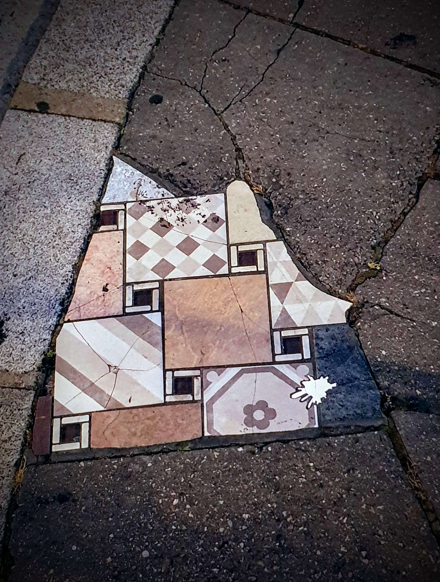 
								Street-art graffiti fresque 
								Ememem 
									1 Place Colbert
									69001
									Lyon
									France 
									Pat Finder
								Street-Art-Safari.com
								