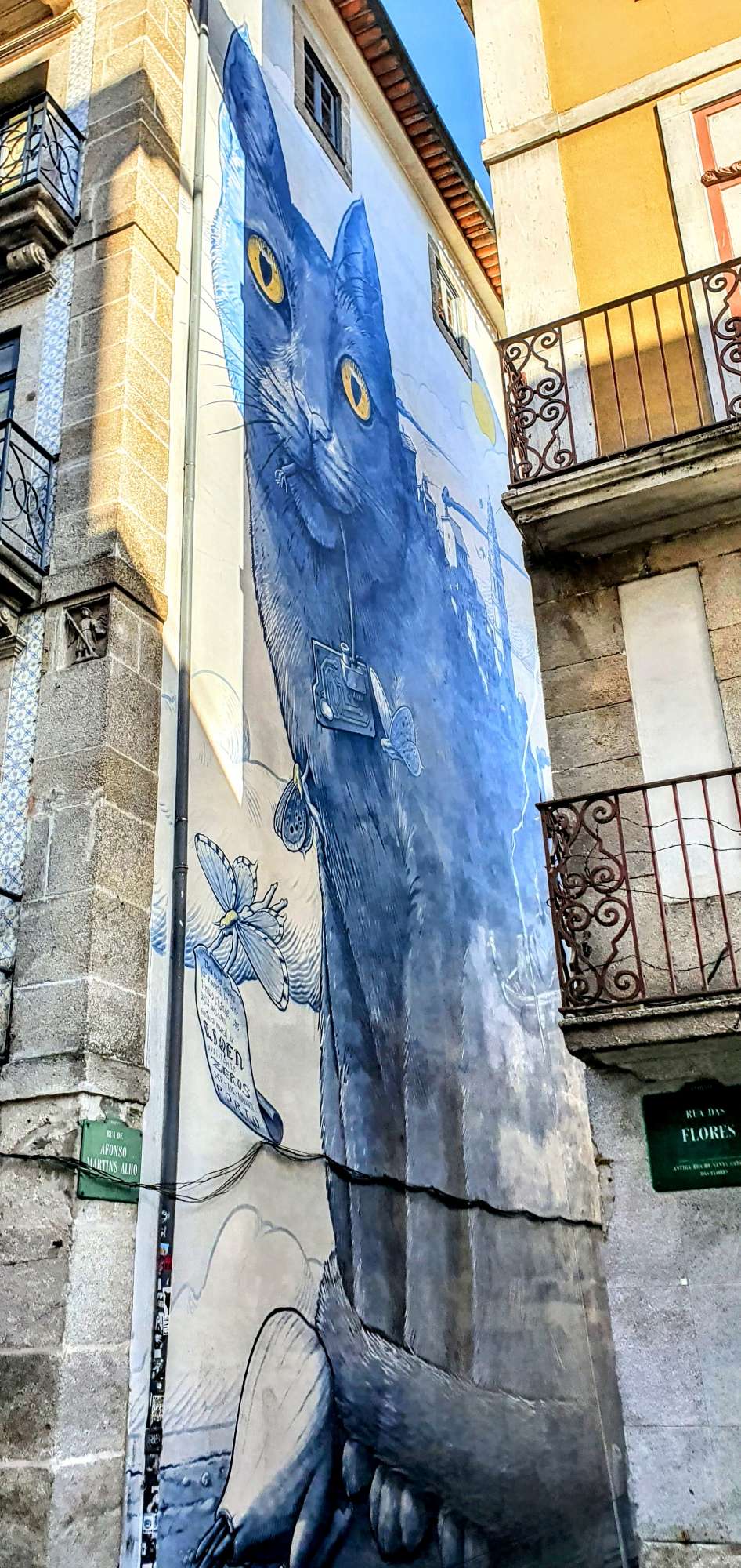 
								Street-art graffiti fresque 
								Liqen 
									220 Rua das Flores
									4000
									Porto
									Portugal 
									Pat Finder
								Street-Art-Safari.com
								