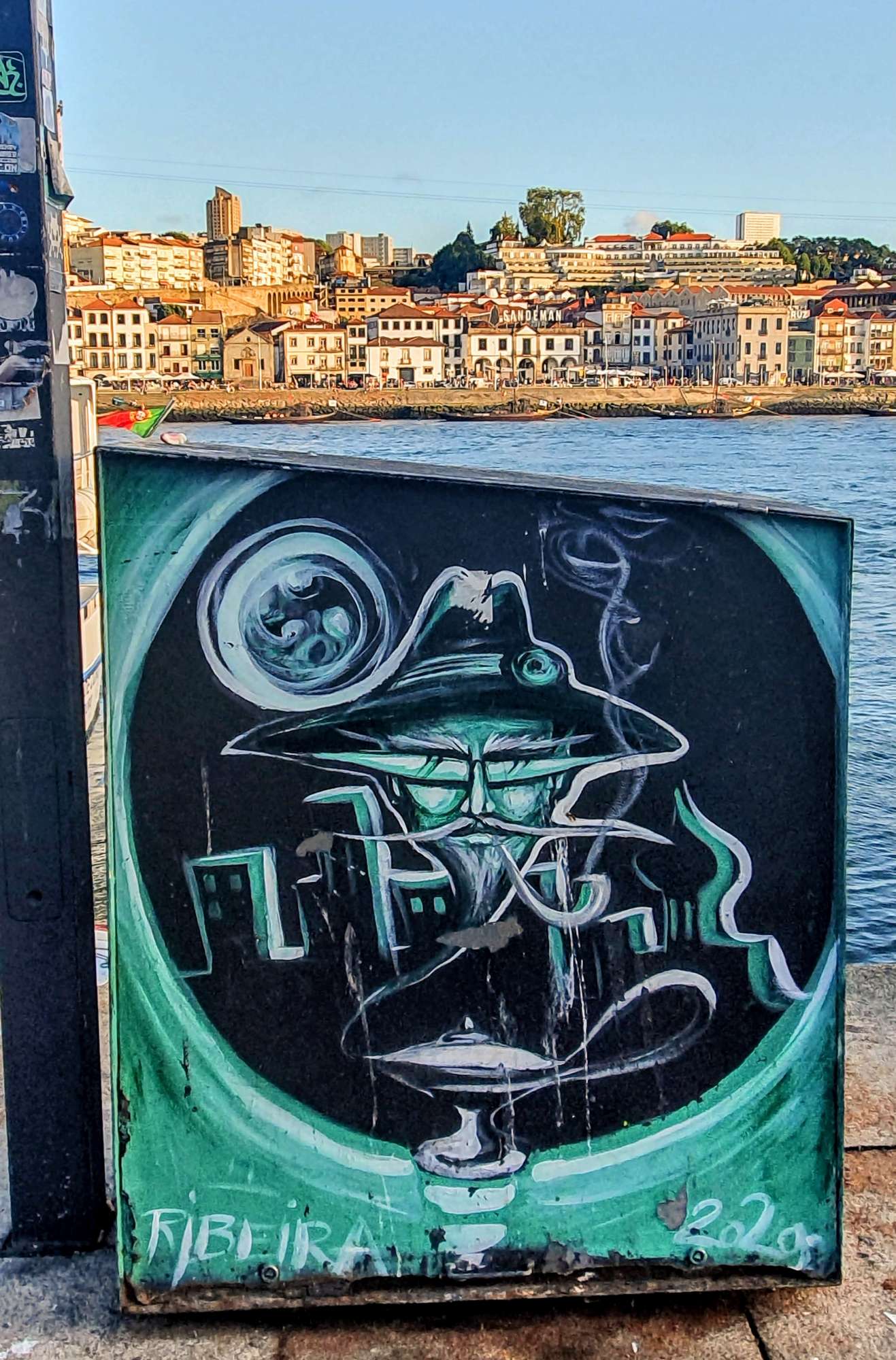 
								Street-art graffiti fresque 
								 
									63 Rua de Cima do Muro
									4000
									Porto
									Portugal 
									Pat Finder
								Street-Art-Safari.com
								