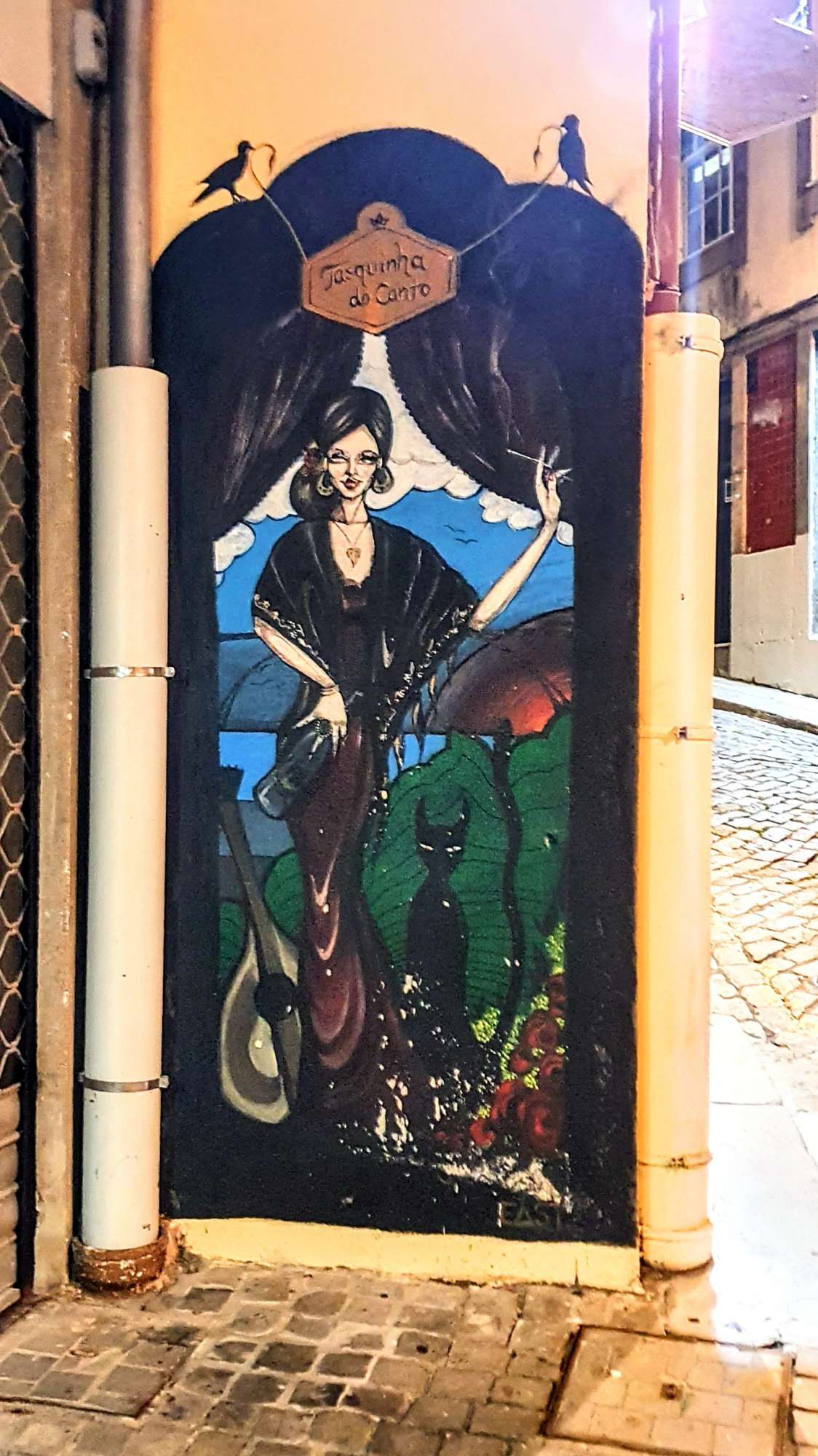 
								Street-art graffiti fresque 
								 
									52 Largo dos L&oacute;ios
									4000
									Porto
									Portugal 
									Pat Finder
								Street-Art-Safari.com
								