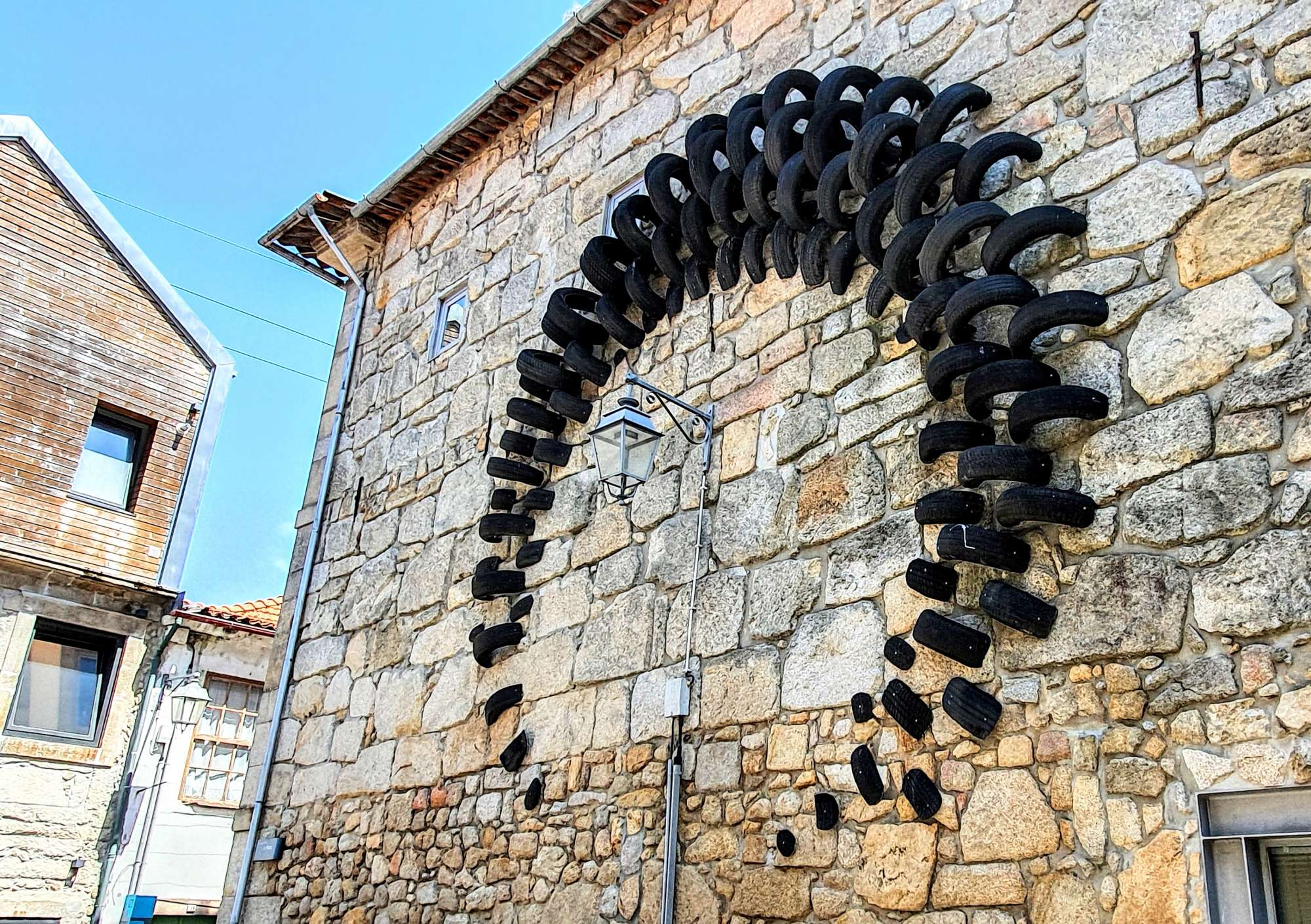 
								Street-art graffiti fresque 
								 
									6 Rua Franca
									4400-174
									Vila Nova de Gaia
									Portugal 
									Pat Finder
								Street-Art-Safari.com
								