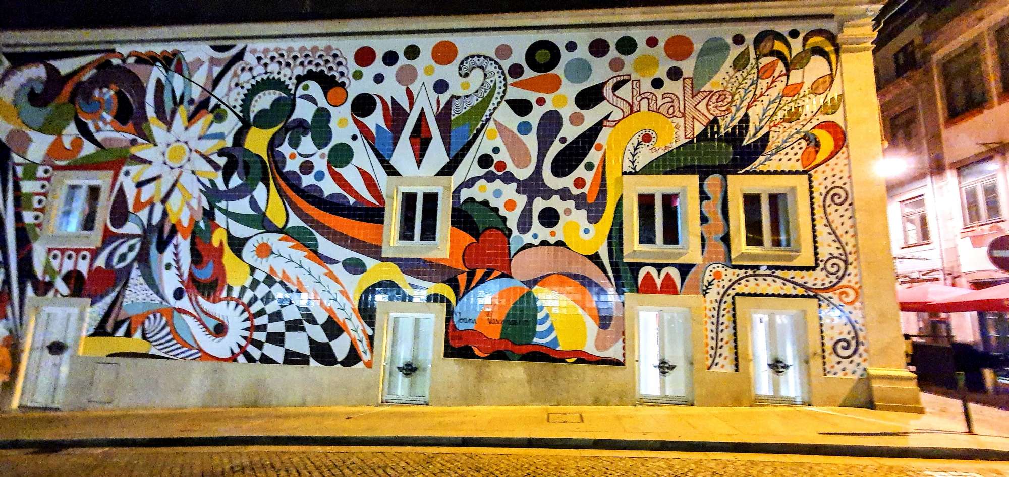 
								Street-art graffiti fresque 
								 
									2 Largo Mo&iacute;nho de Vento
									4050-190
									Porto
									Portugal 
									Pat Finder
								Street-Art-Safari.com
								