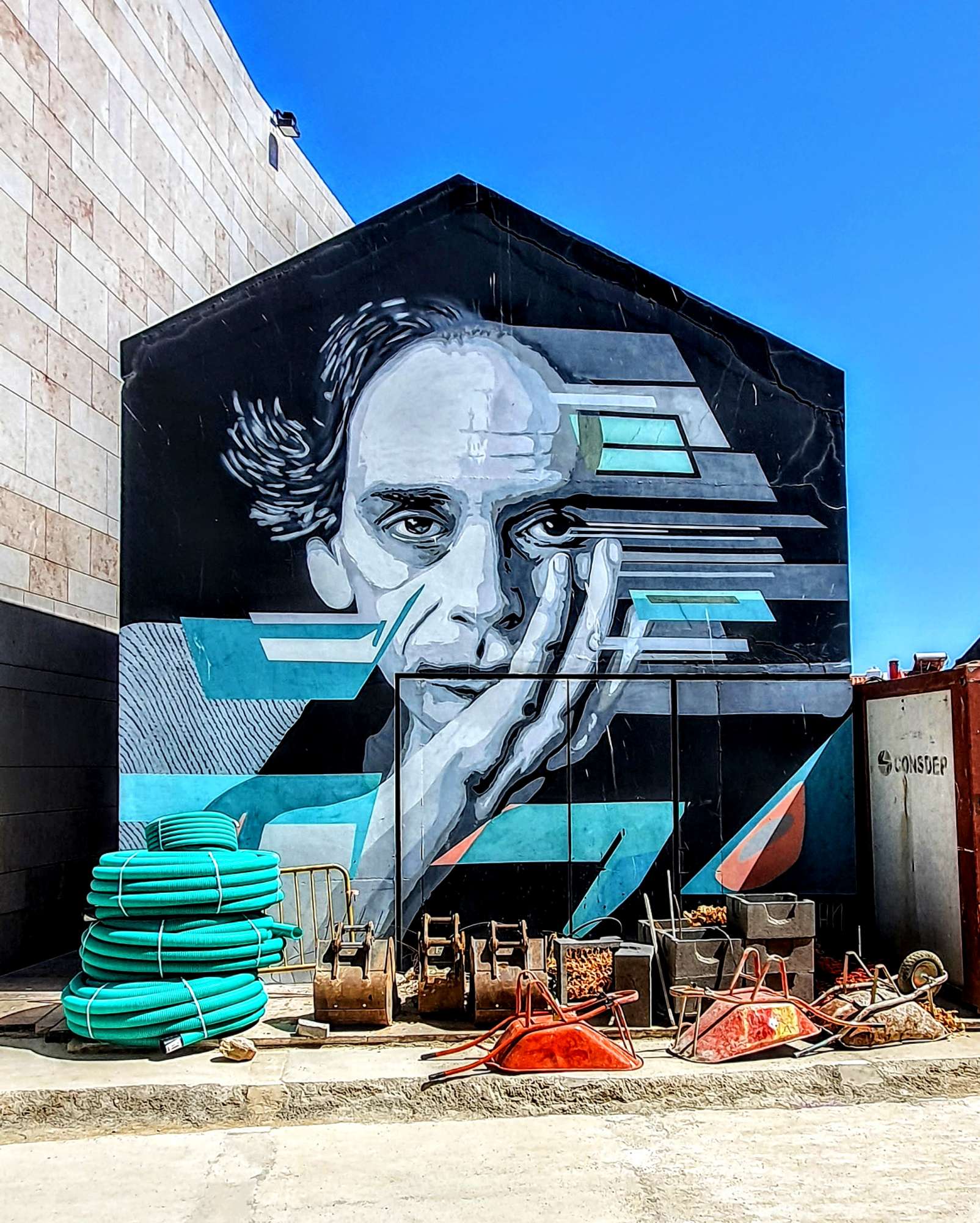 
								Street-art graffiti fresque 
								 
									99 Rua Marqu&ecirc;s de Pombal
									7520-177
									Sines
									Portugal 
									Pat Finder
								Street-Art-Safari.com
								