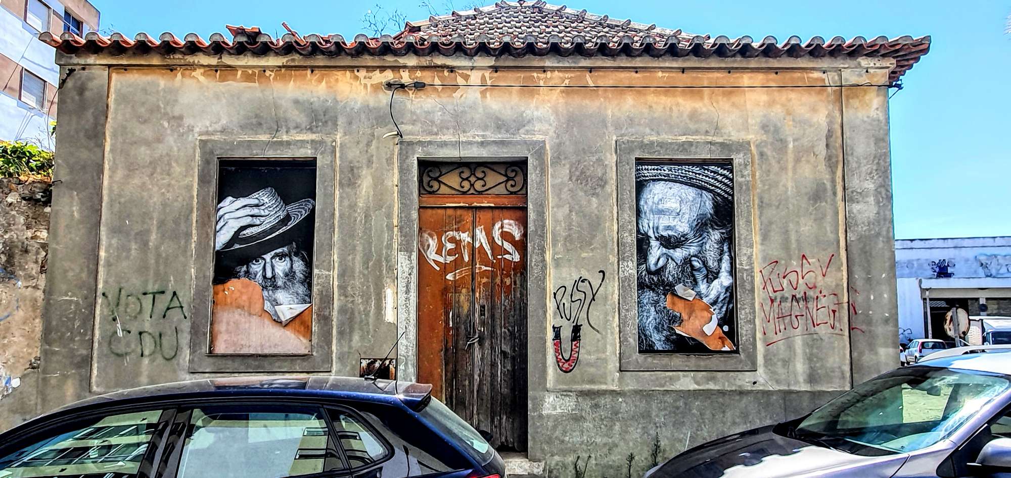 
								Street-art graffiti fresque 
								 
									3 Rua da Alegria
									7520-177
									Sines
									Portugal 
									Pat Finder
								Street-Art-Safari.com
								