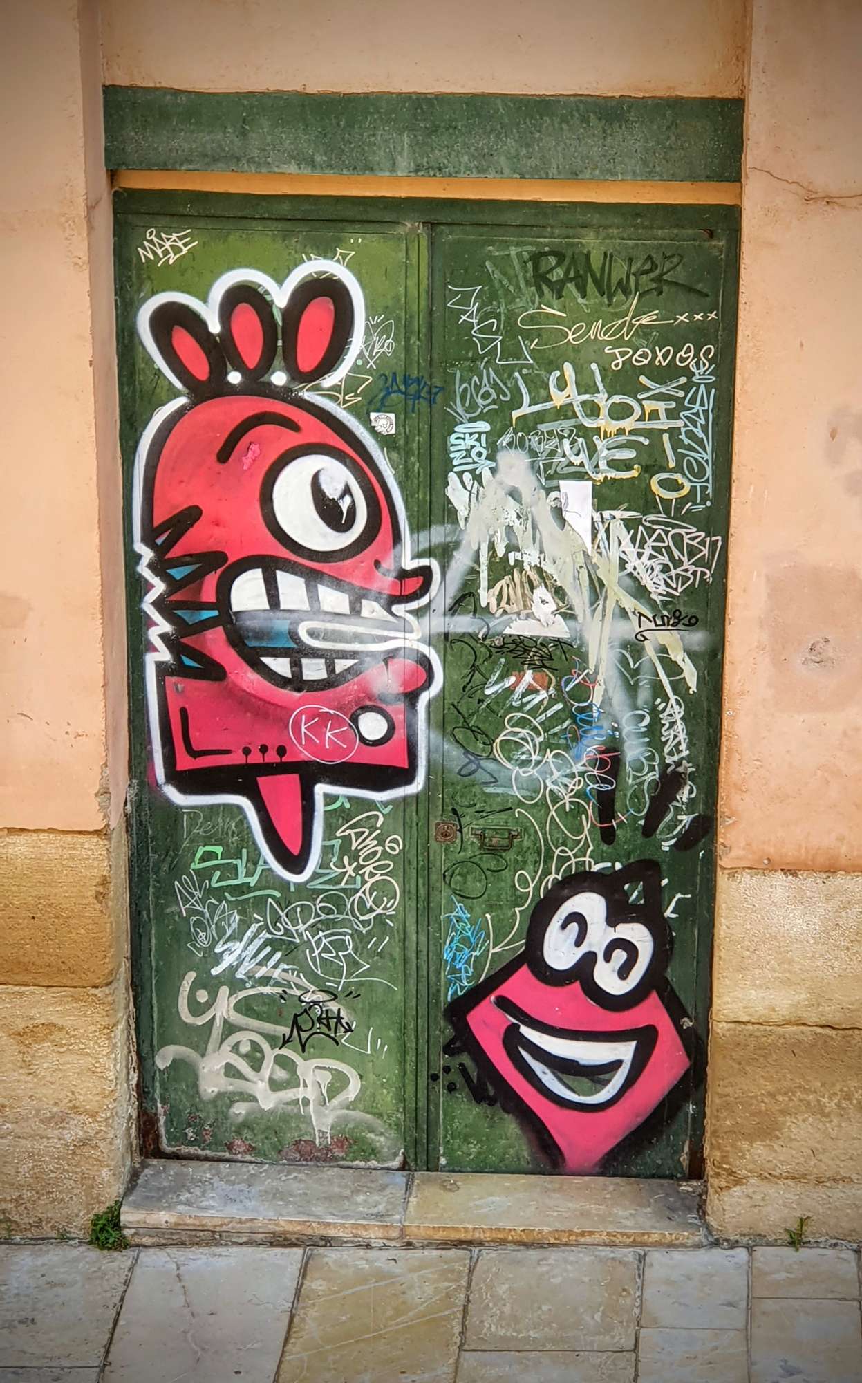 
								Street-art graffiti fresque 
								 
									2-6 Plaza Santiago
									26001
									Logro&ntilde;o
									Spain 
									DumDum
								Street-Art-Safari.com
								