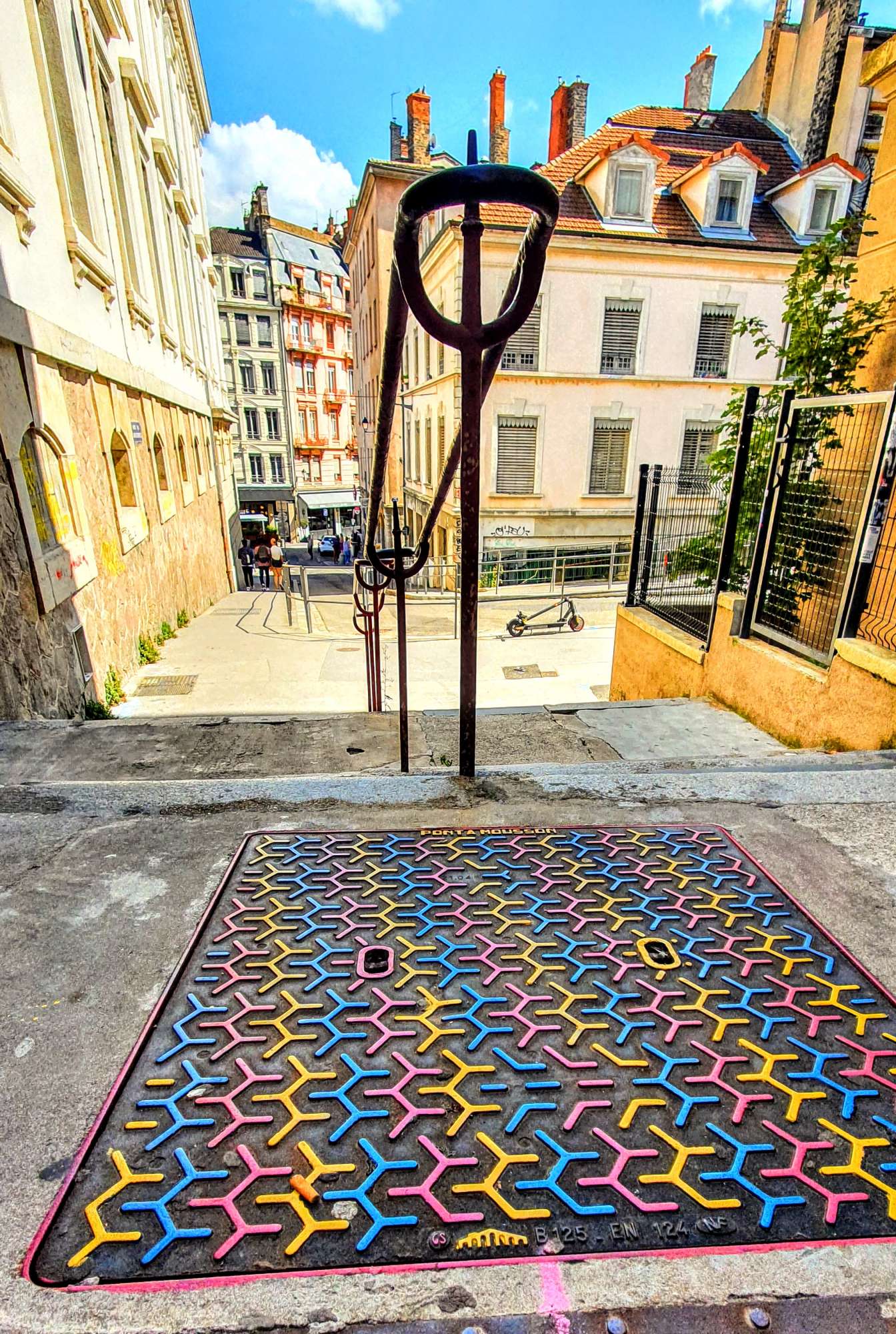 
								Street-art graffiti fresque 
								Les Trottoirs 
									11 Mont&eacute;e des Carmes D&eacute;chauss&eacute;s
									69005
									Lyon
									France 
									Pat Finder
								Street-Art-Safari.com
								