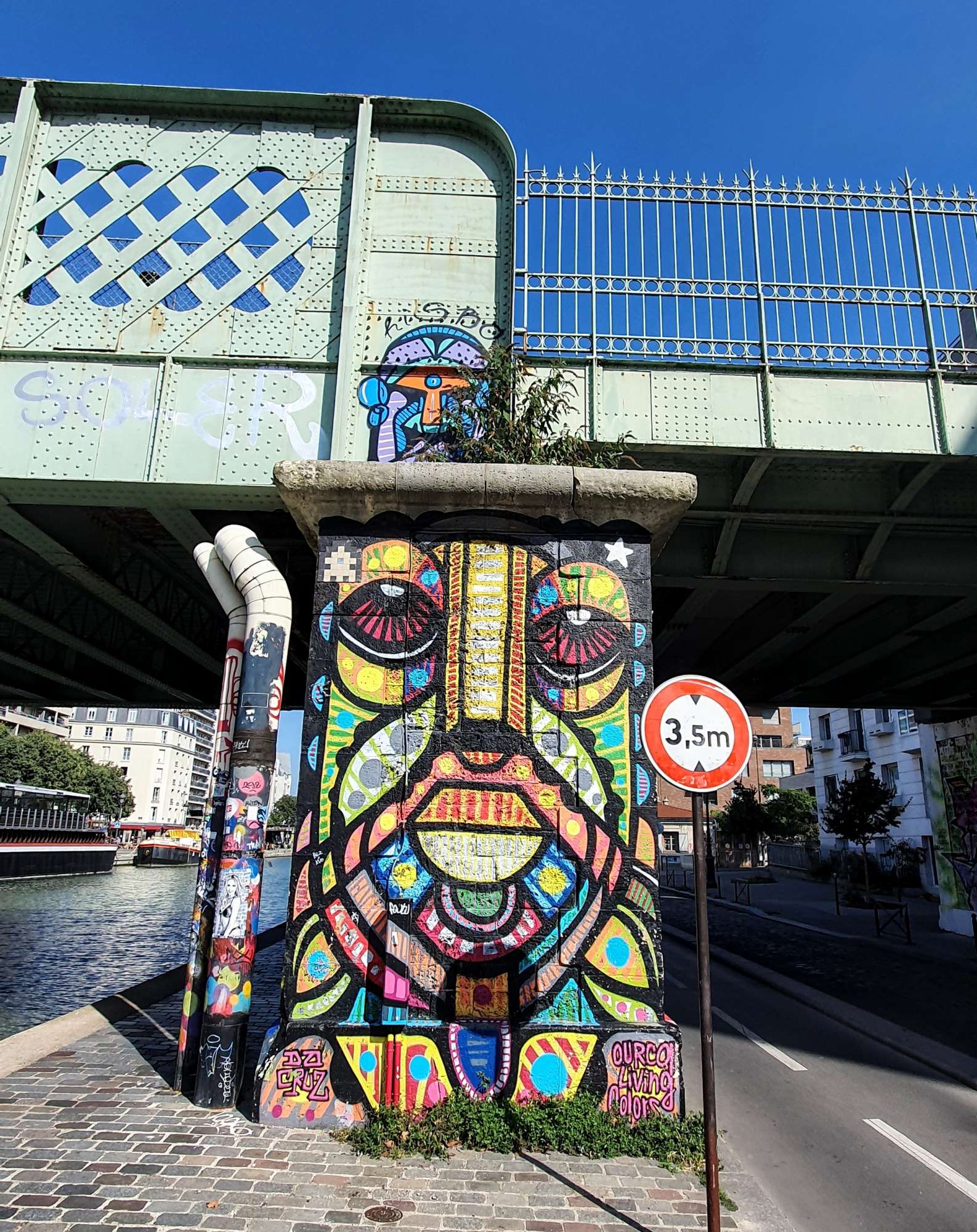 
								Street-art graffiti fresque 
								Da Cruz, Farid Rueda 
									43 Rue de l'Ourcq
									75019
									Paris
									France 
									Pat Finder
								Street-Art-Safari.com
								