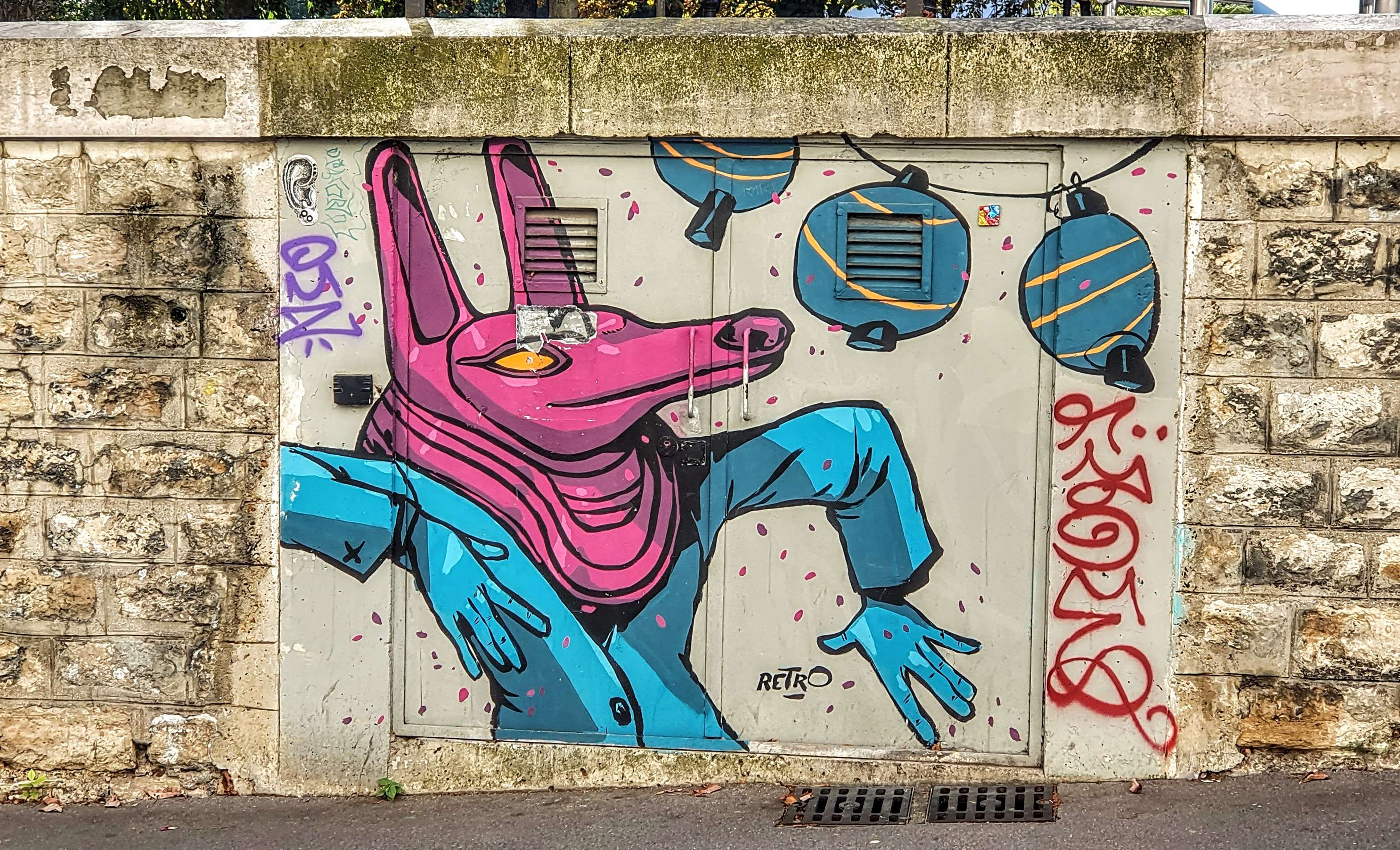 
								Street-art graffiti fresque 
								Retro 
									45 Rue du Moulin des Pr&eacute;s
									75013
									Paris
									France 
									Pat Finder
								Street-Art-Safari.com
								