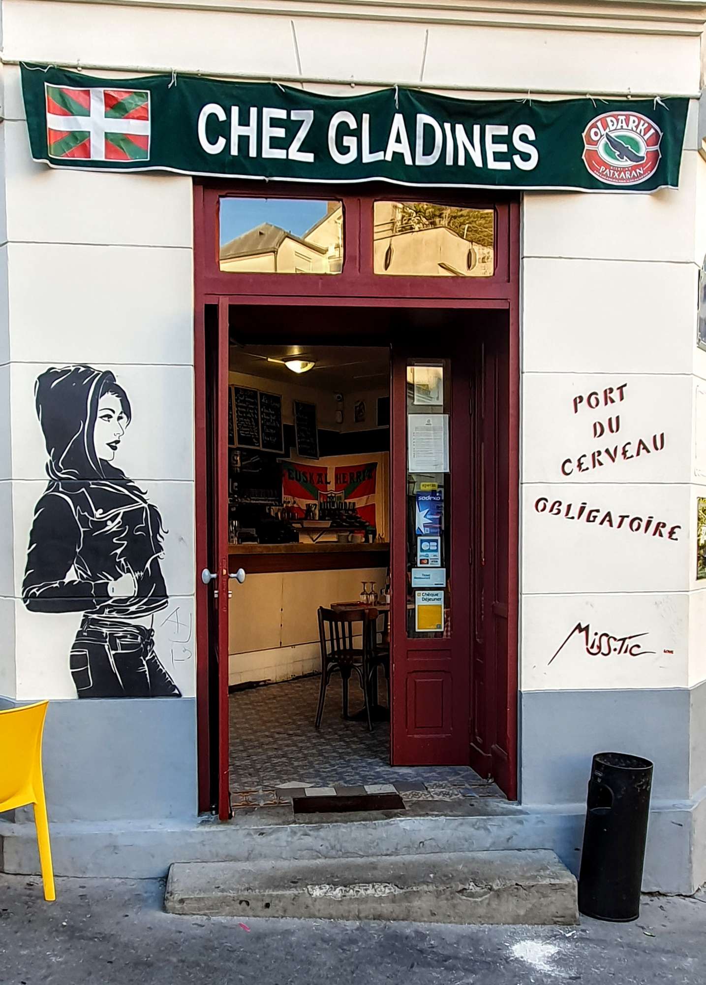 
								Street-art graffiti fresque 
								Miss.Tic 
									23 Rue des cinq Diamants
									75013
									Paris
									France 
									Pat Finder
								Street-Art-Safari.com
								