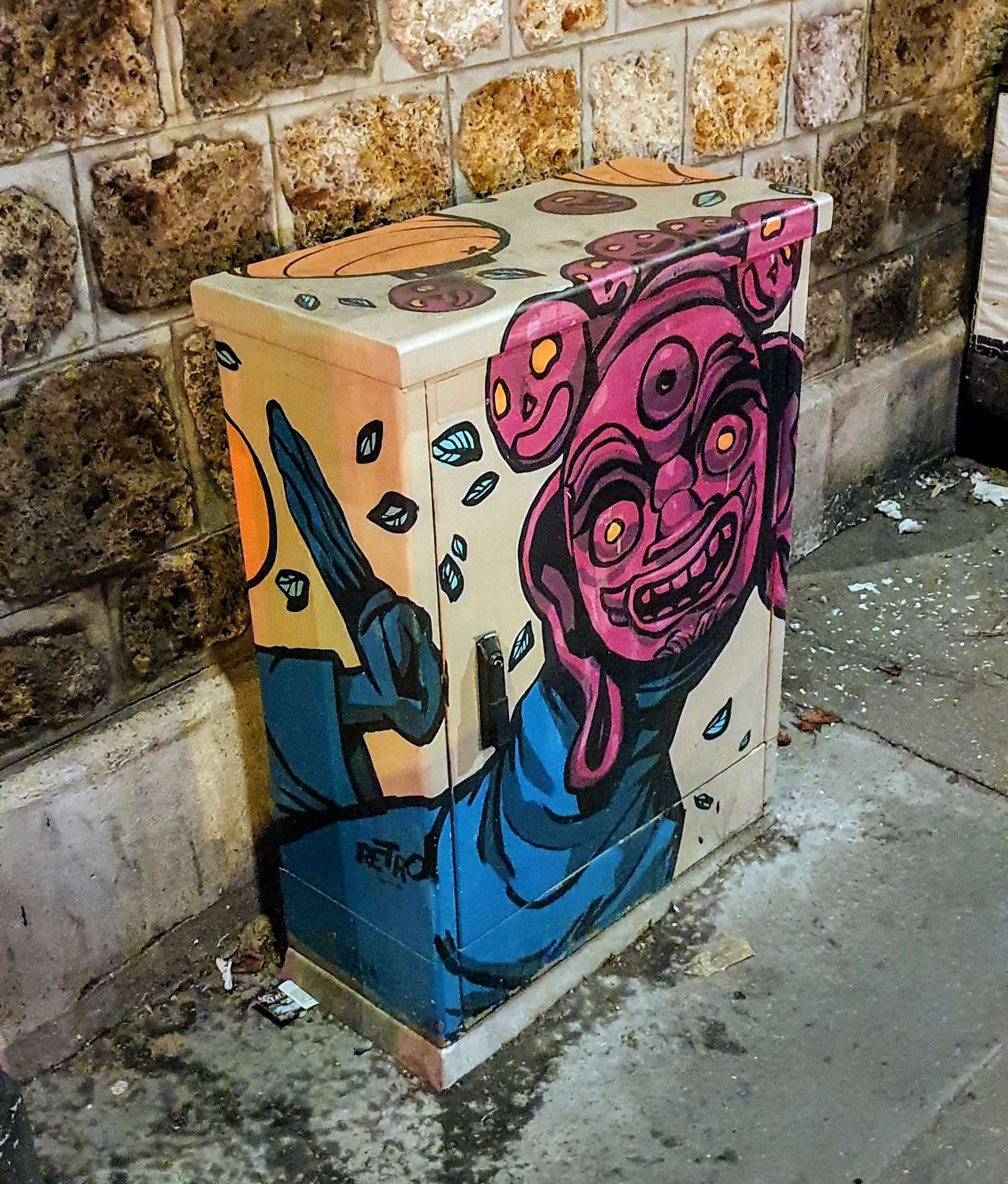 
								Street-art graffiti fresque 
								Retro 
									42 Rue de l'Ermitage
									75020
									Paris
									France 
									Pat Finder
								Street-Art-Safari.com
								