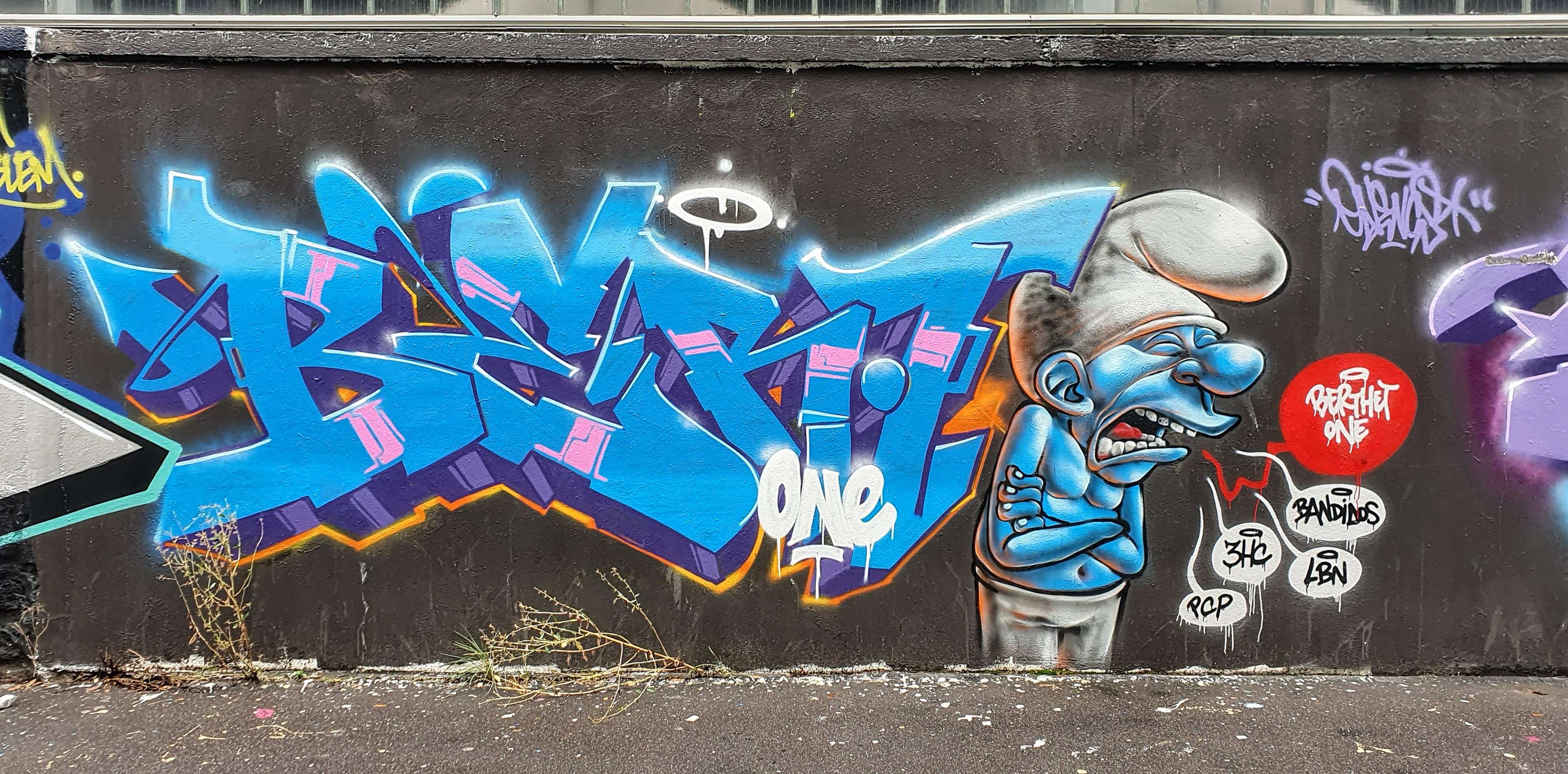 
								Street-art graffiti fresque 
								Berthet One 
									122 Rue d'Aubervilliers
									75018
									Paris
									France 
									Pat Finder
								Street-Art-Safari.com
								