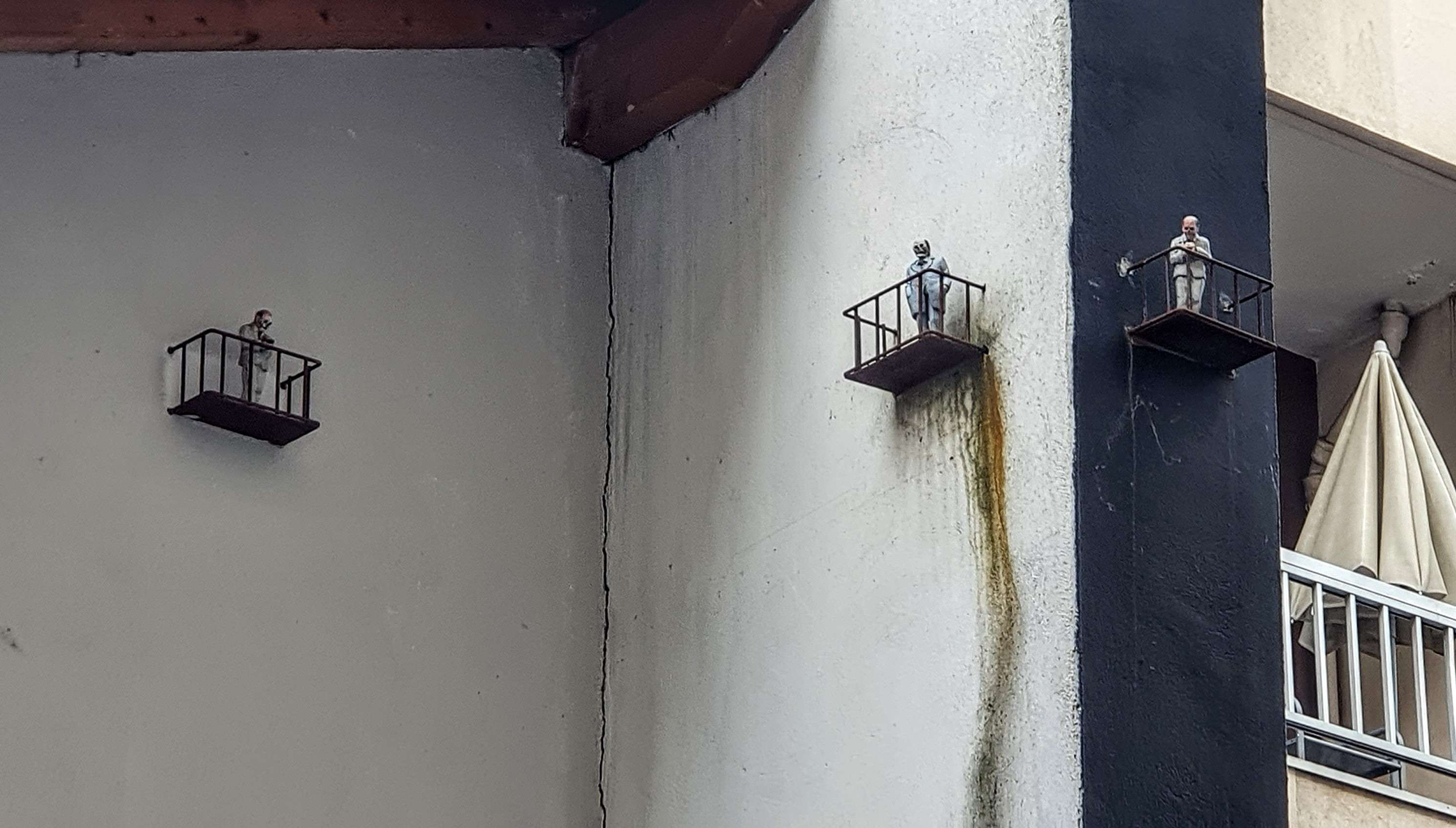 
								Street-art graffiti fresque 
								Isaac Cordal 
									14 Rue des Bergers
									38000
									Grenoble
									France 
									Pat Finder
								Street-Art-Safari.com
								