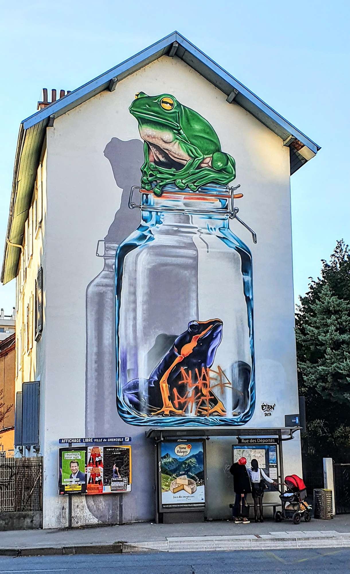 
								Street-art graffiti fresque 
								&Eacute;tien 
									
									38100
									Grenoble
									France 
									Pat Finder
								Street-Art-Safari.com
								