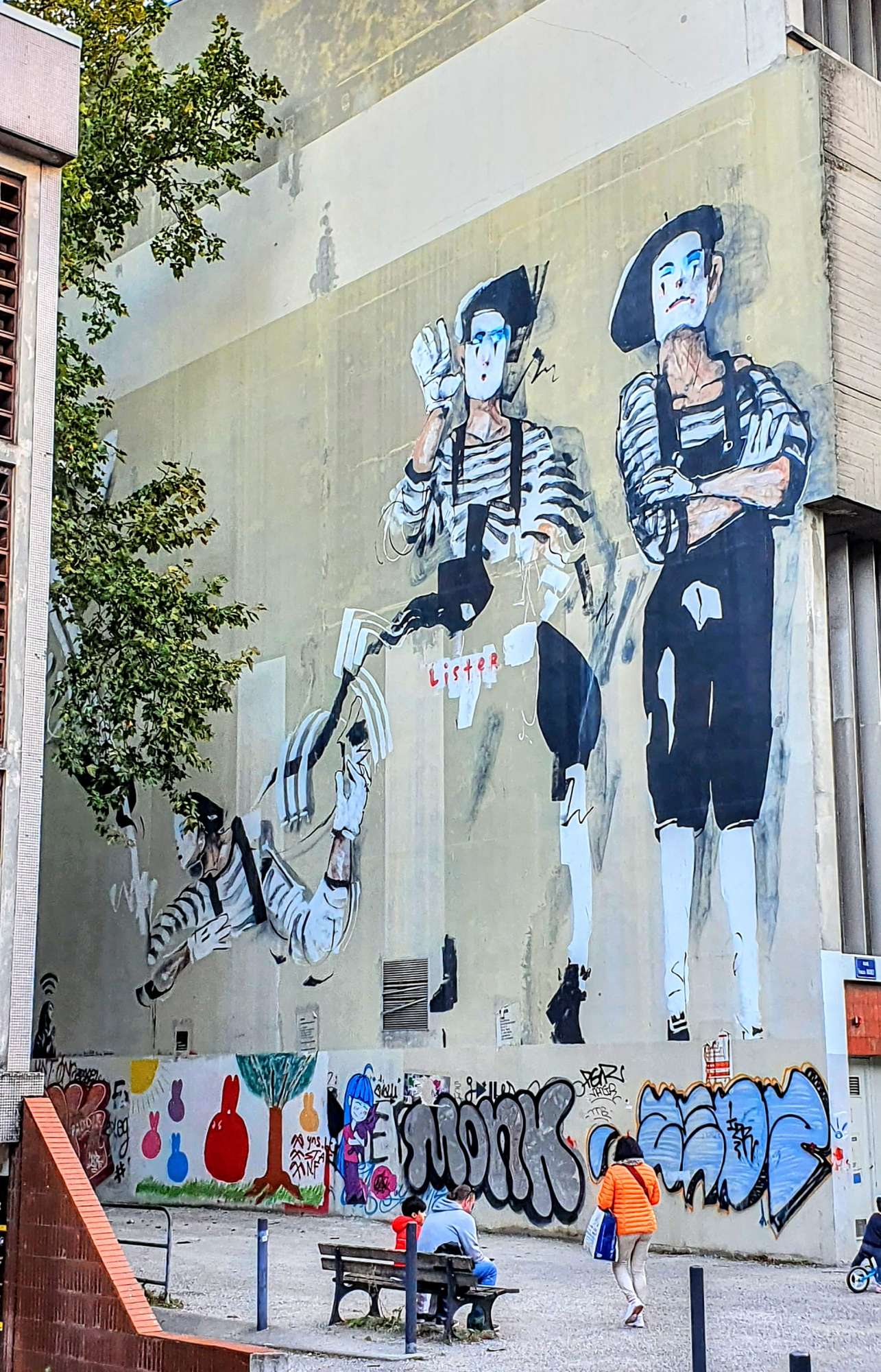 
								Street-art graffiti fresque 
								 
									3 Rue Fran&ccedil;ois Raoult
									38000
									Grenoble
									France 
									Pat Finder
								Street-Art-Safari.com
								