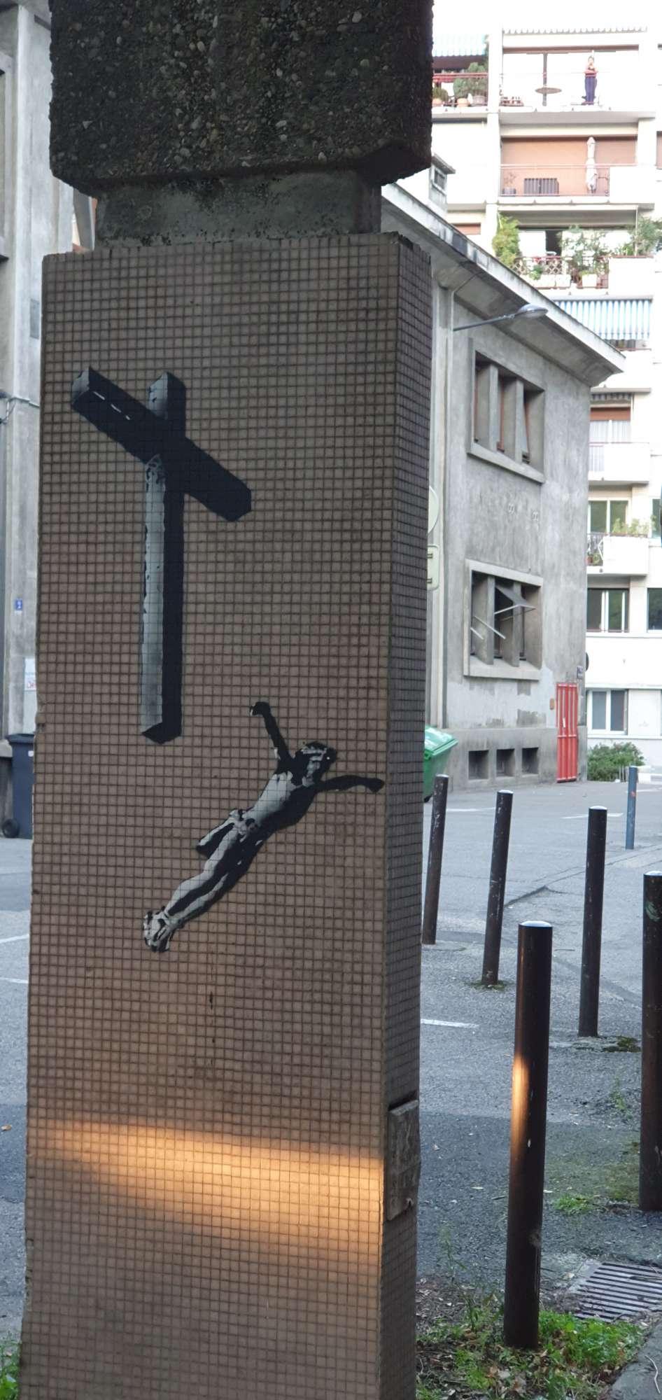 
								Street-art graffiti fresque 
								EZK 
									8 Rue Fran&ccedil;ois Raoult
									38000
									Grenoble
									France 
									Pat Finder
								Street-Art-Safari.com
								