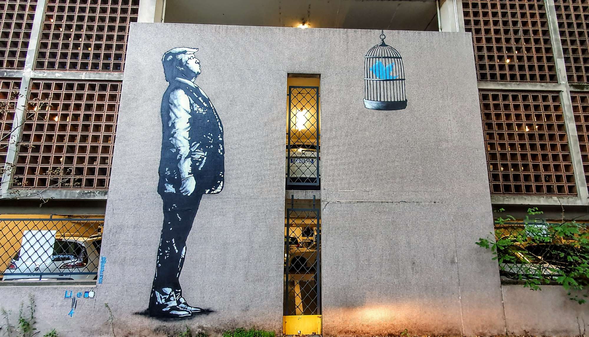 
								Street-art graffiti fresque 
								EZK 
									8 Rue Fran&ccedil;ois Raoult
									38000
									Grenoble
									France 
									Pat Finder
								Street-Art-Safari.com
								