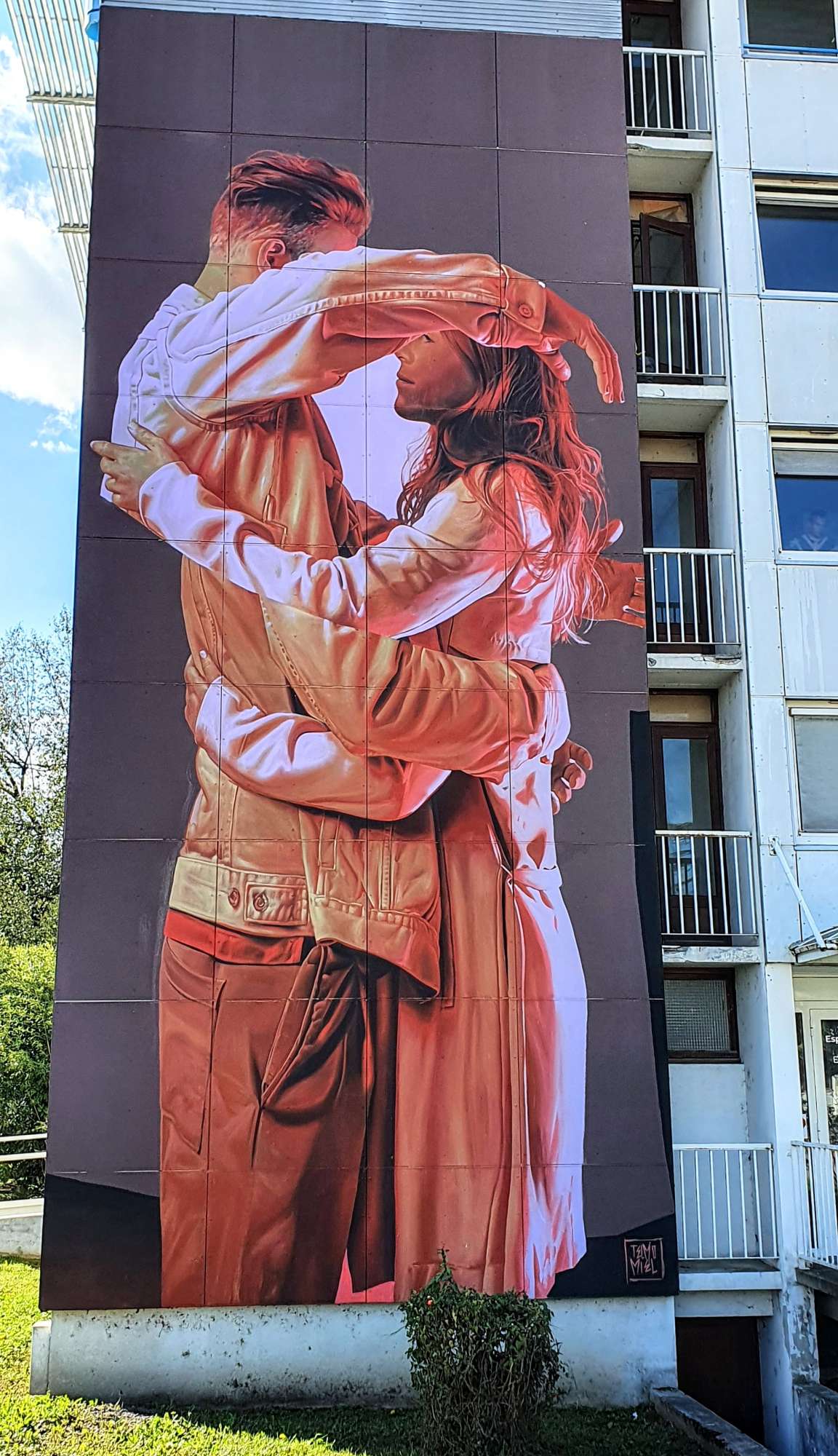 
								Street-art graffiti fresque 
								Miel, Telmo 
									140 Rue de la Houille Blanche
									38400
									Saint-Martin-d'H&egrave;res
									France 
									Pat Finder
								Street-Art-Safari.com
								