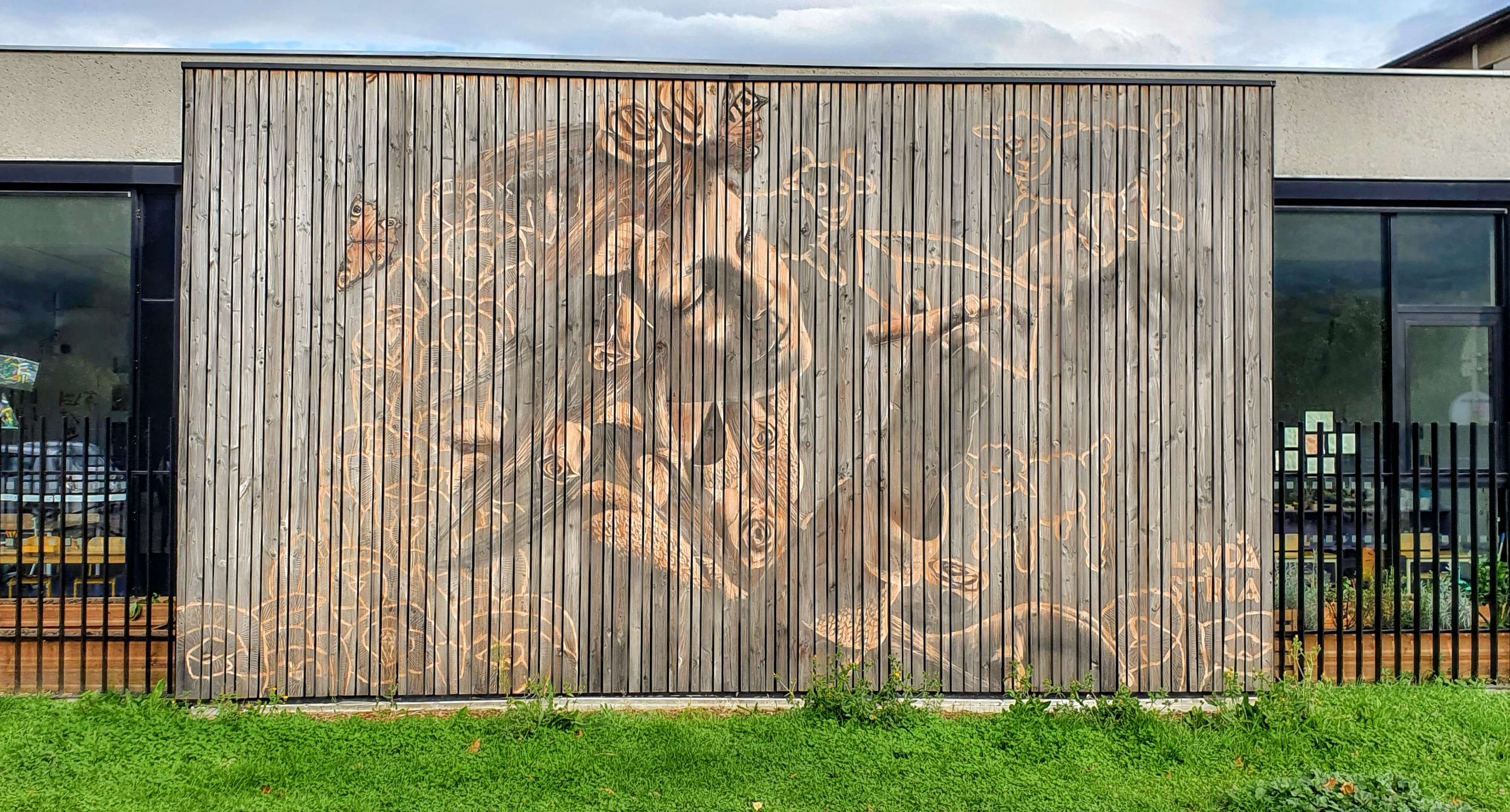 
								Street-art graffiti fresque 
								LPVDA 
									25 Avenue Victor Hugo
									38800
									Le Pont-de-Claix
									France 
									Pat Finder
								Street-Art-Safari.com
								