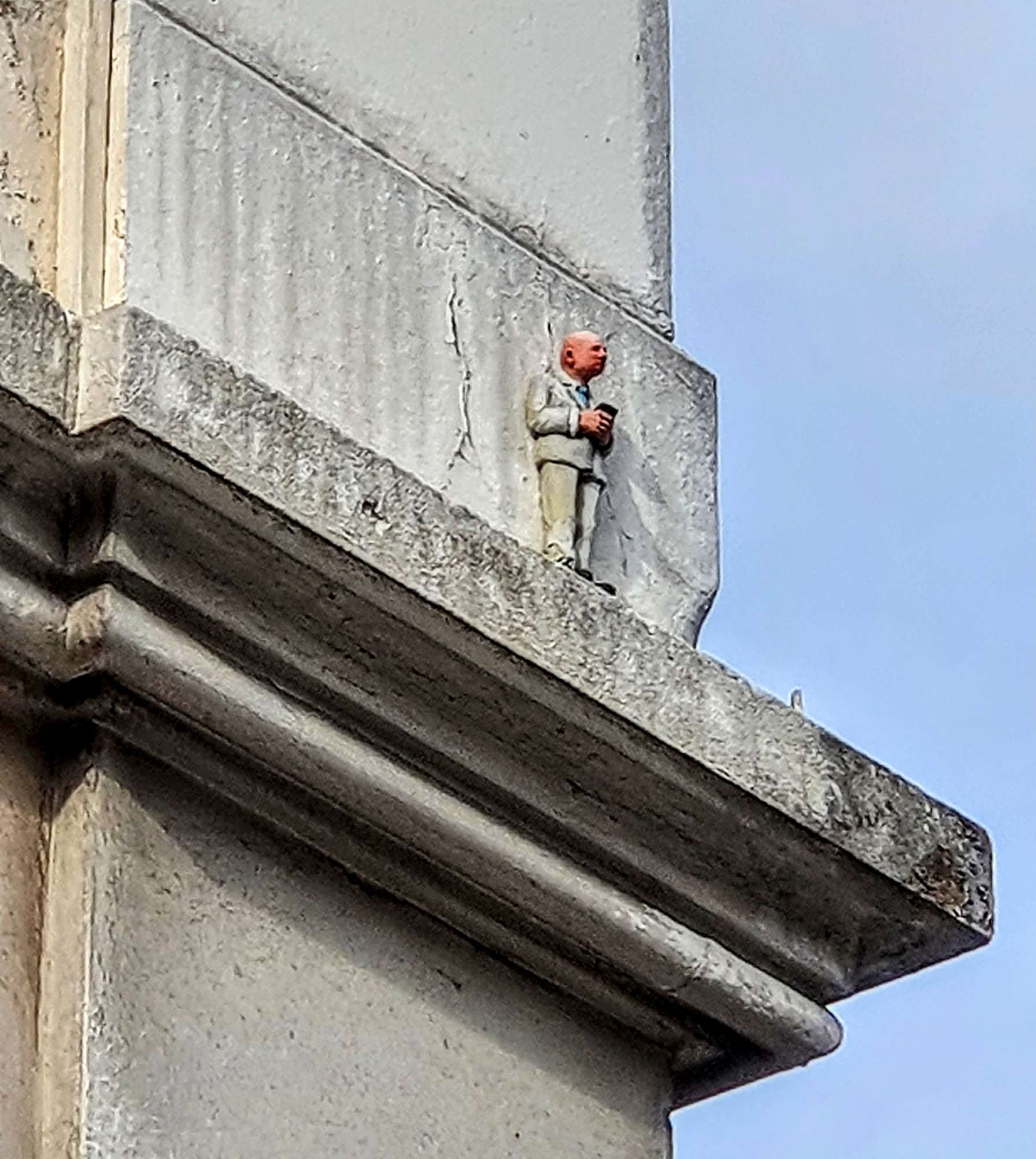 
								Street-art graffiti fresque 
								Isaac Cordal 
									2 Avenue du Maquis de l'Oisans
									38800
									Le Pont-de-Claix
									France 
									Pat Finder
								Street-Art-Safari.com
								