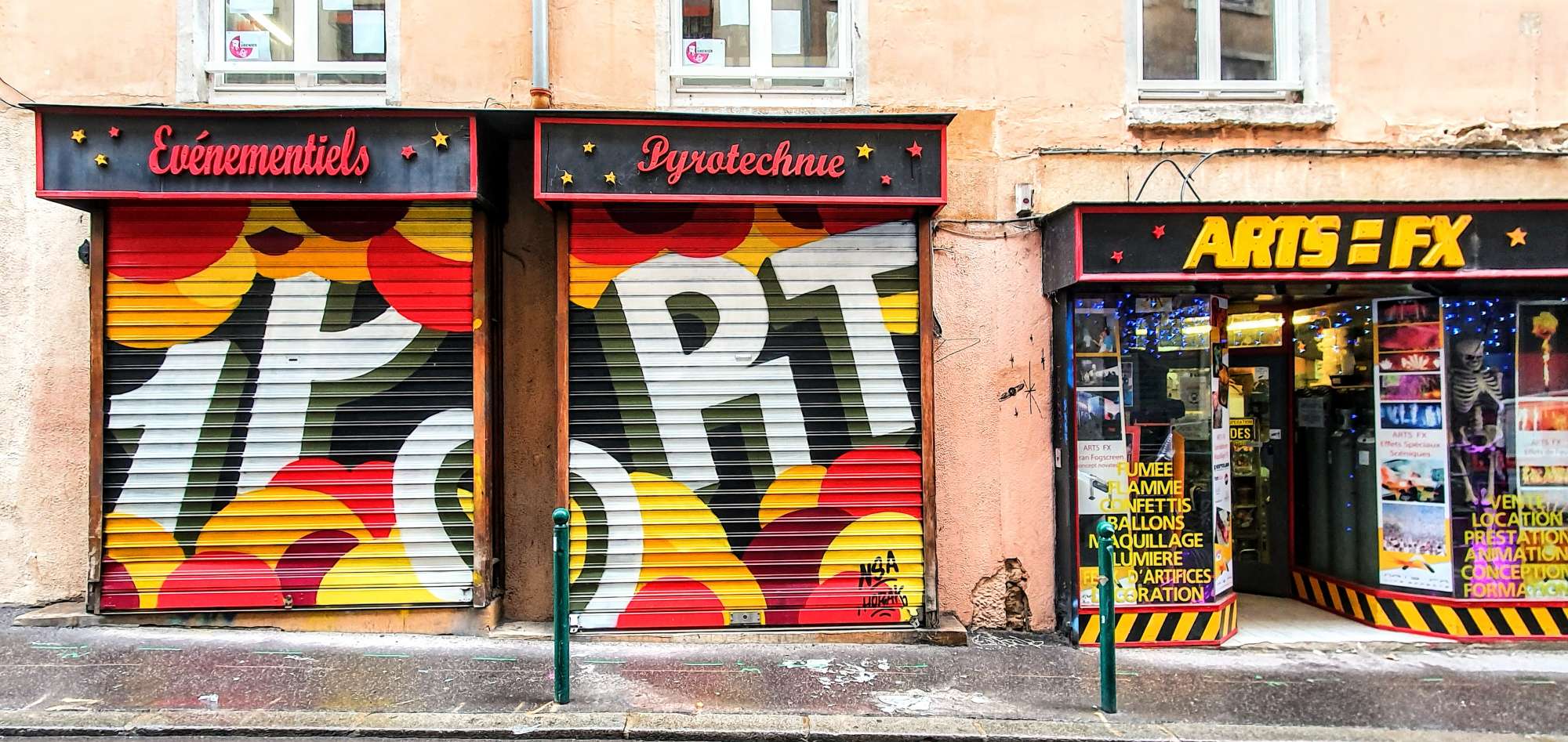 
								Street-art graffiti fresque 
								1Port 
									23 Rue des Capucins
									69001
									Lyon
									France 
									Pat Finder
								Street-Art-Safari.com
								