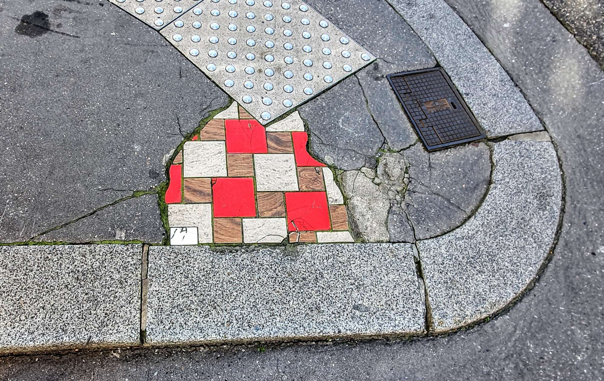 
								Street-art graffiti fresque 
								Ememem 
									9 Rue de la Thibaudi&egrave;re
									69007
									Lyon
									France 
									Pat Finder
								Street-Art-Safari.com
								