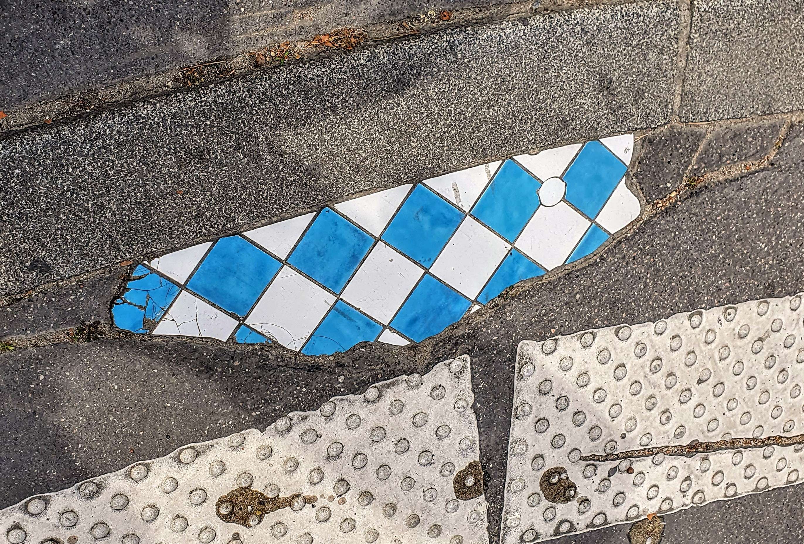 
								Street-art graffiti fresque 
								Ememem 
									148 Avenue Jean Jaur&egrave;s
									69007
									Lyon
									France 
									Pat Finder
								Street-Art-Safari.com
								