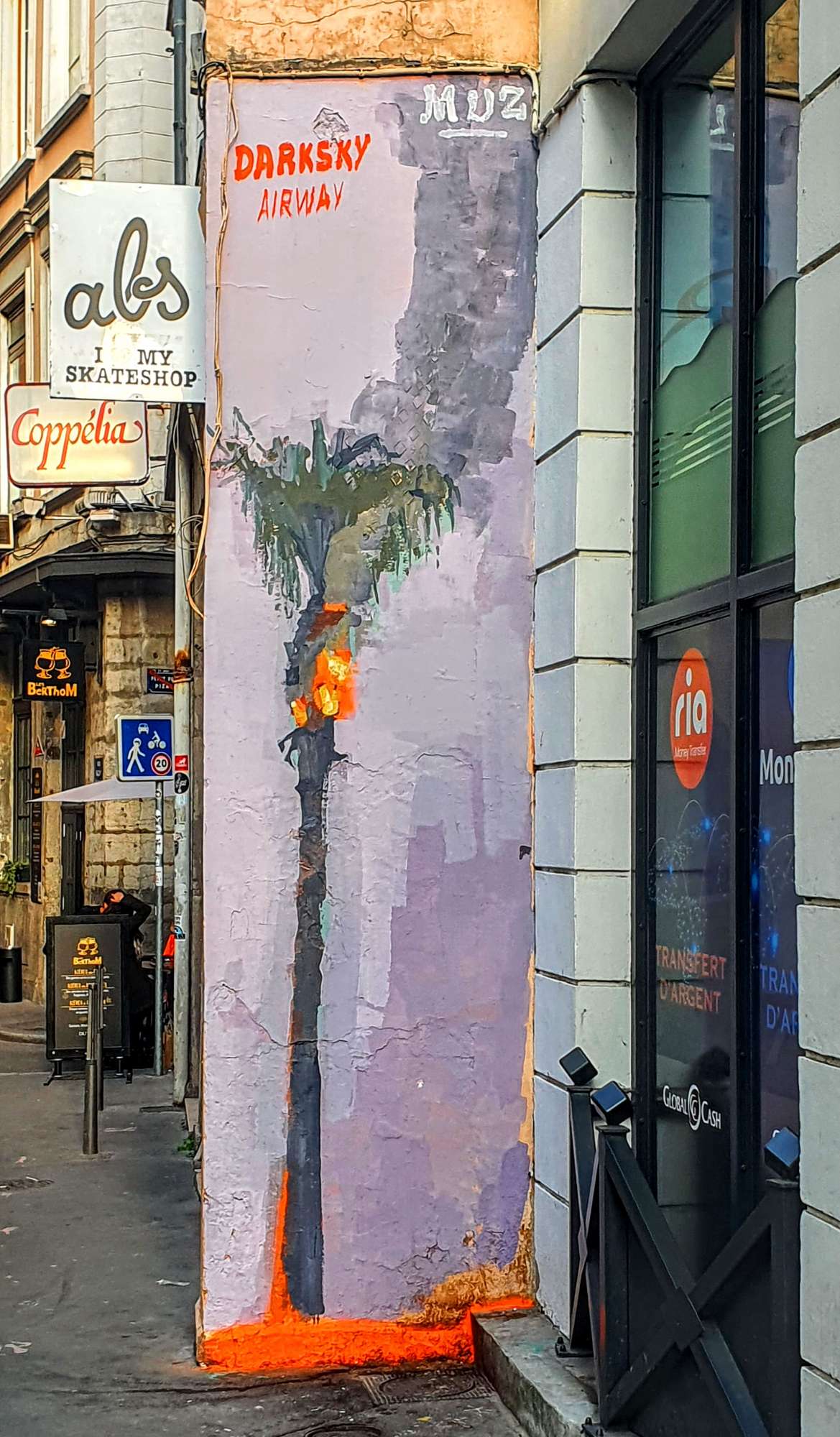 
								Street-art graffiti fresque 
								Muz Mural Media 
									22 Rue Pizay
									69001
									Lyon
									France 
									Pat Finder
								Street-Art-Safari.com
								